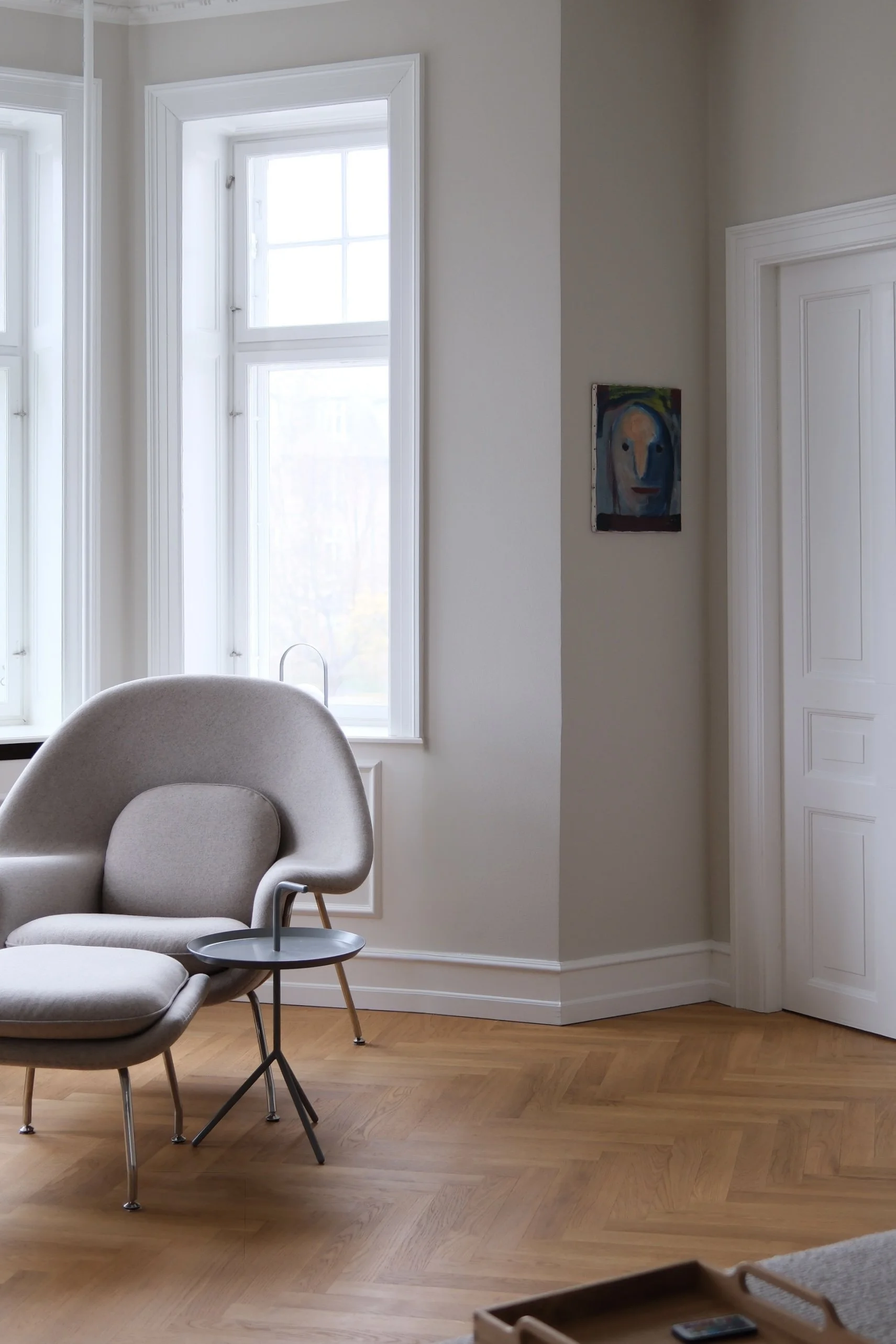 Færdigrenoveret stue med sildebensparket, renoveret træværk og bevarede klassiske detaljer.