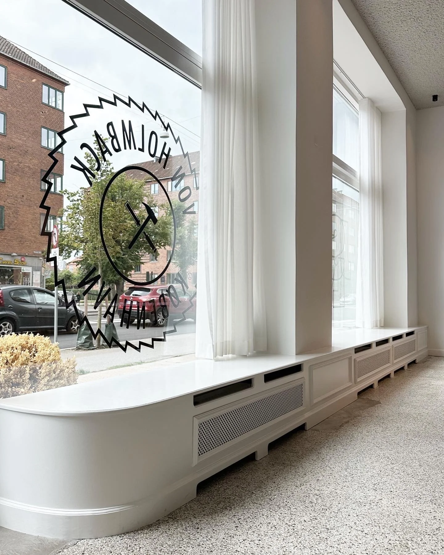 Et kig indenfor på vores hovedkontor på Borups Alle 138 - Frederiksberg | Von Holmbäck - Tømrer, Snedker & Hovedentreprenør