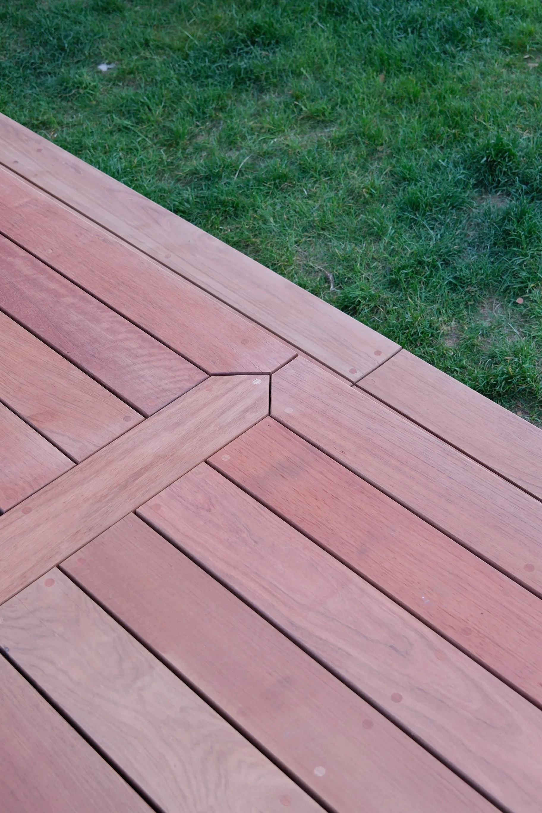 Detalje af terrassebrædder og afslutning mod græsplæne.