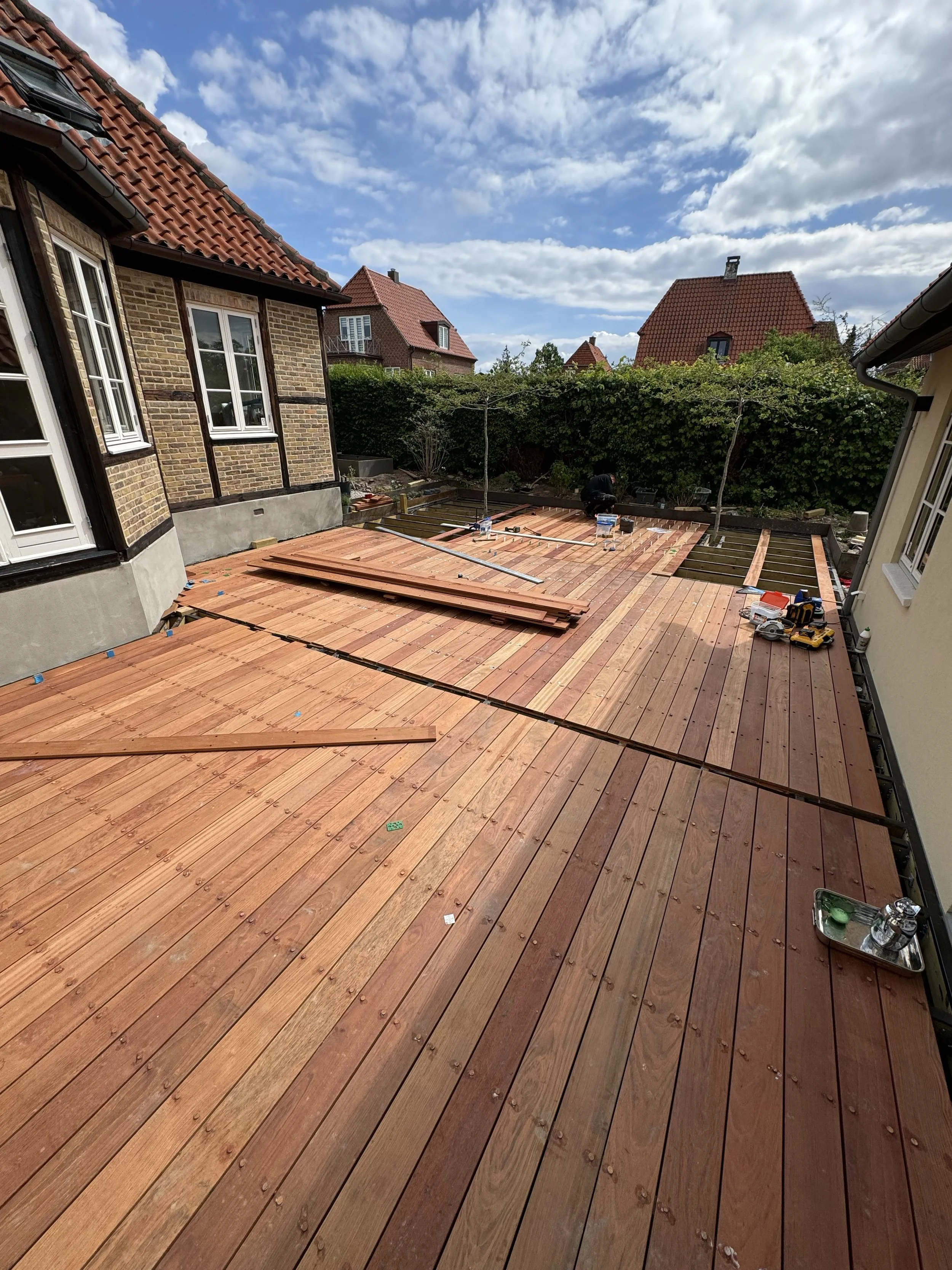 Specialbygget trappe i træ som en integreret del af terrassens konstruktion.