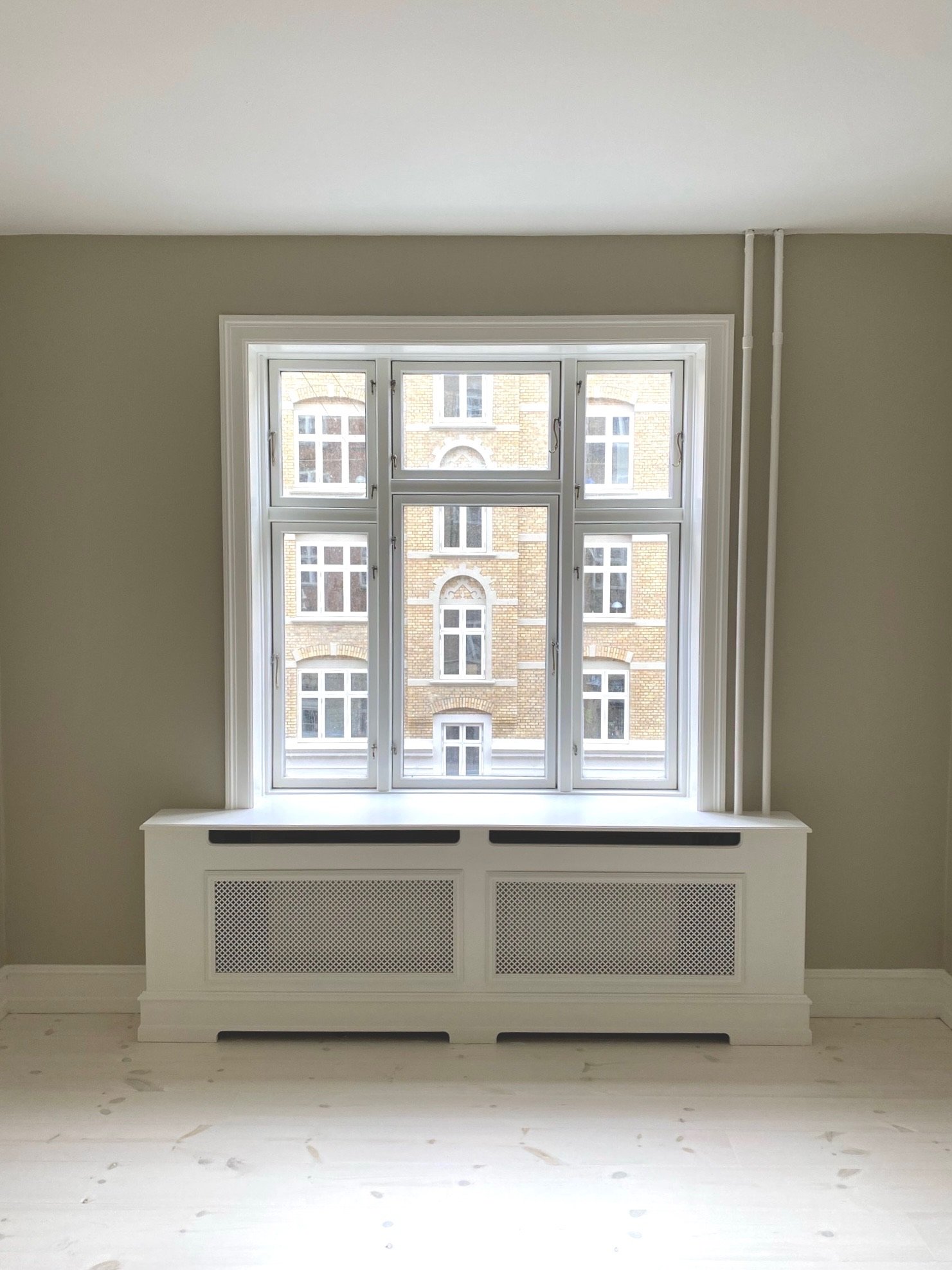 Radiatorskjuler med 2 x net - Østerbro | Von Holmbäck - Tømrer, Snedker & Hovedentreprenør