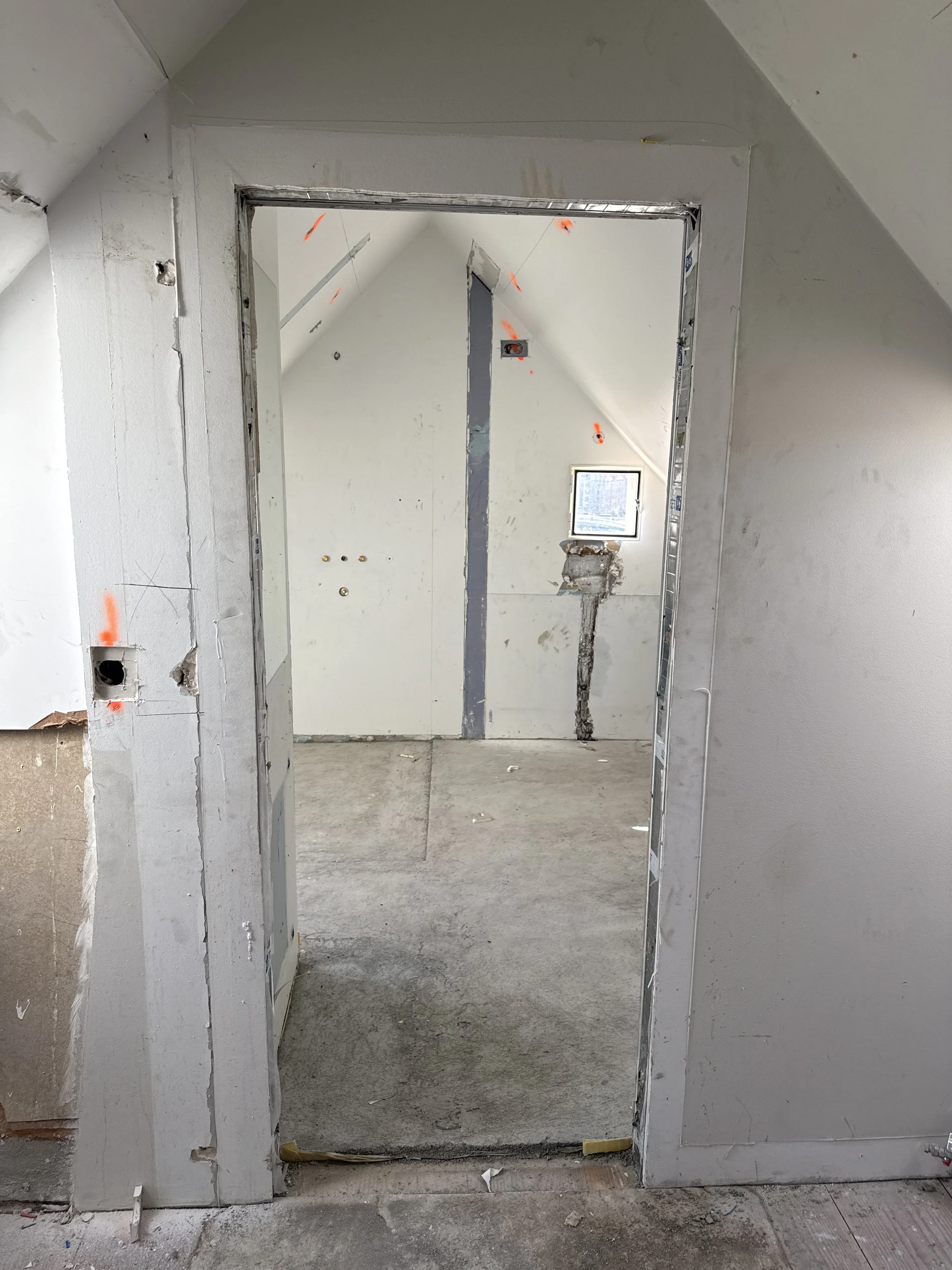 Bolig under gennemgribende renovering med nye installationer, vægge og omfattende tømrer- og snedkerarbejde.