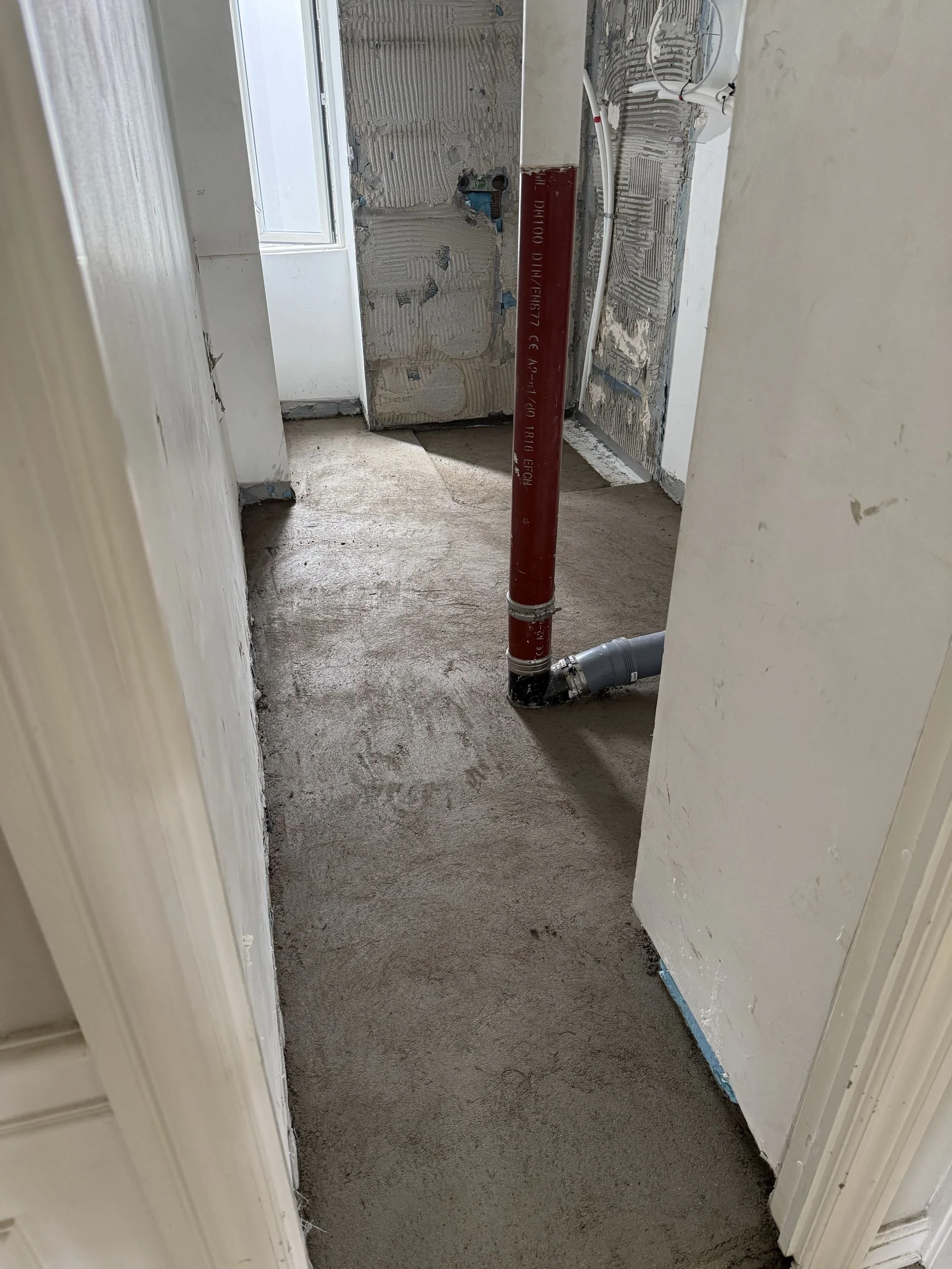 Ombygning under gennemgribende lejlighedsrenovering på østerbro, København, med nye installationer og opbygning af vægge og gulve.