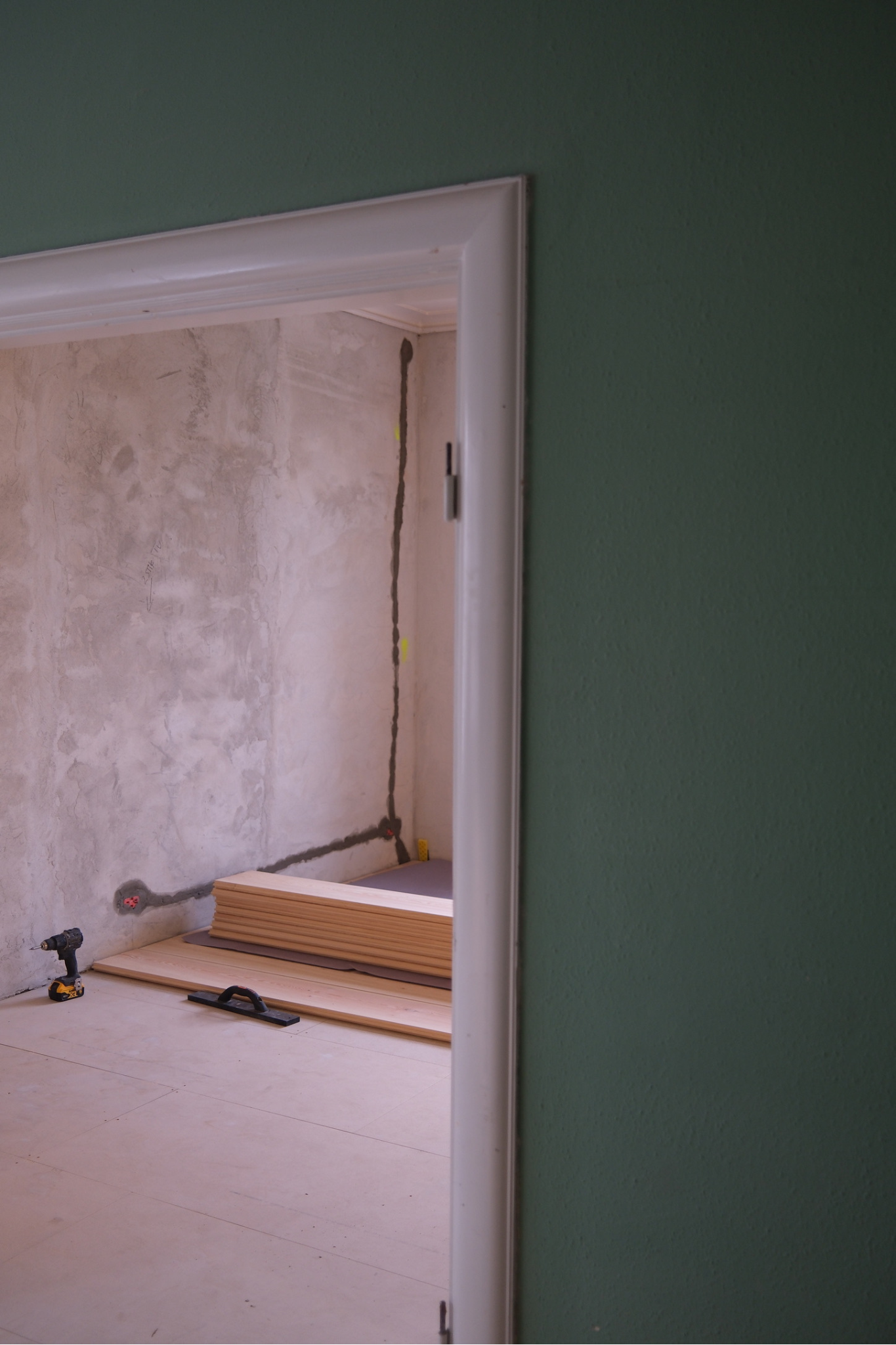 Bolig under gennemgribende renovering med tømrerarbejde, specialsnedkeri og klargøring af nye overflader.