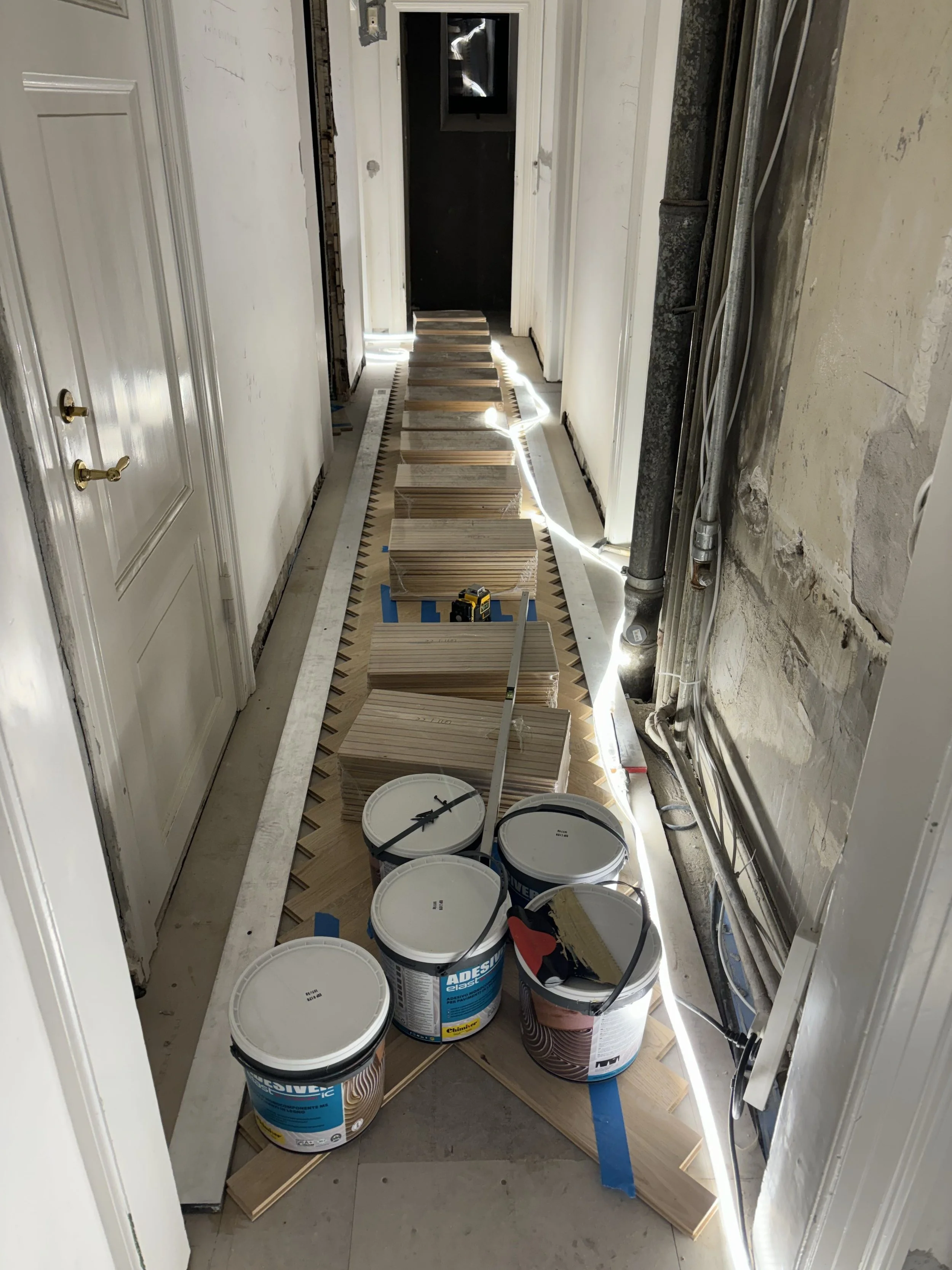 Gang under gennemgribende renovering med nye installationer og klargøring af gulve og vægge.