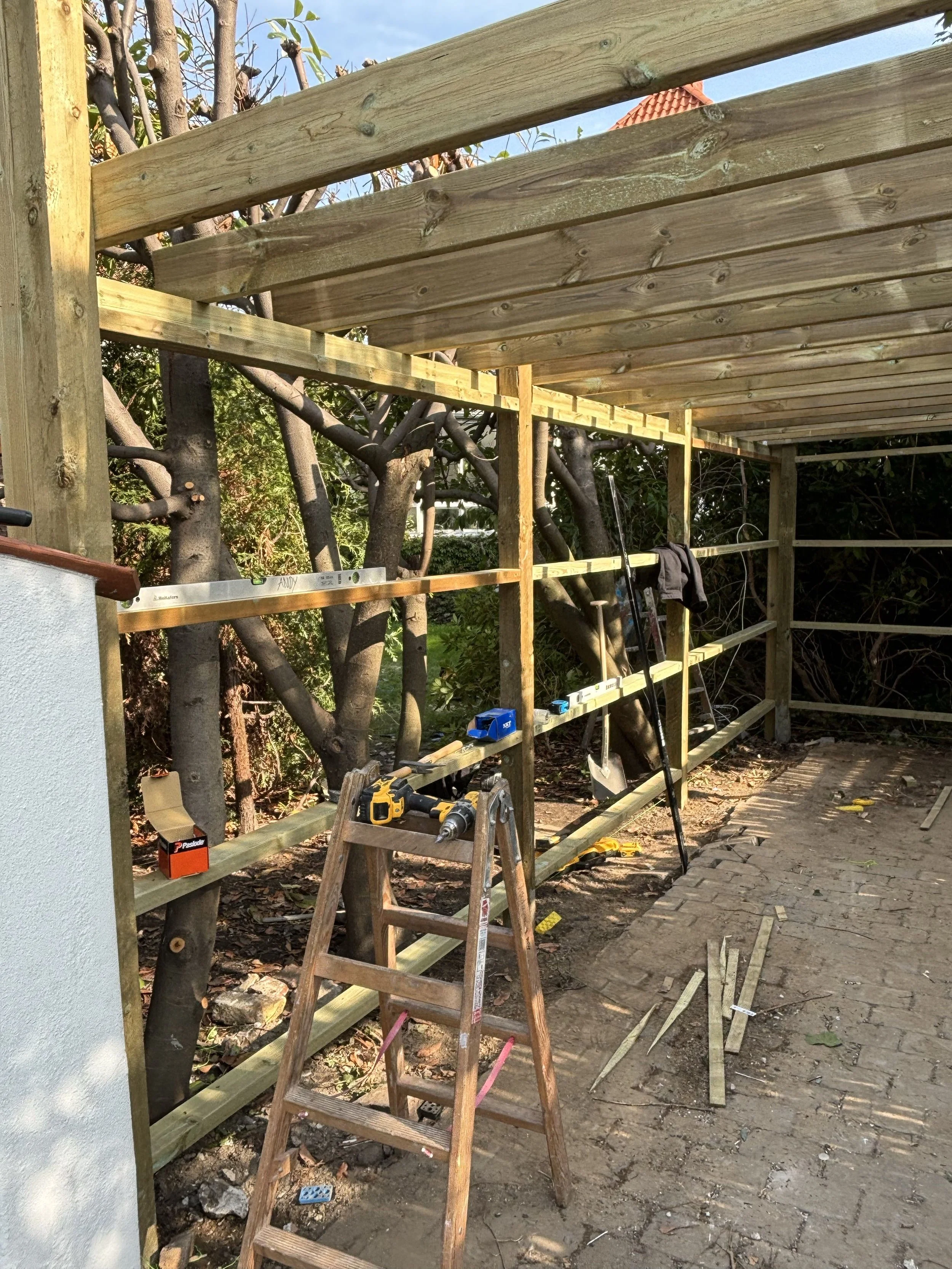 Opbygning af ny carport udført af VON HOLMBÄCK i forbindelse med renovering af bolig.