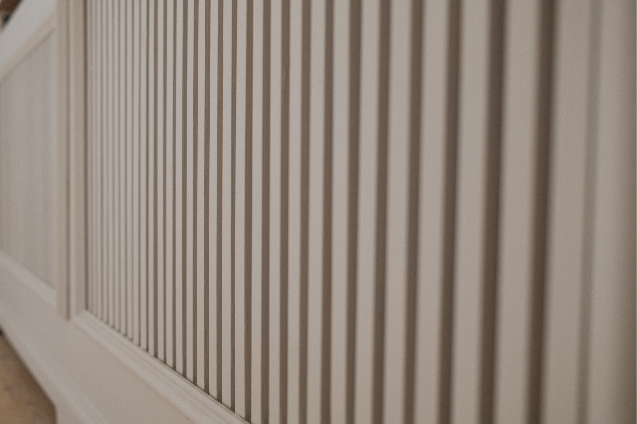 Detalje af specialbygget radiatorskjuler på mål med profiler tilpasset lejlighedens originale snedkerarbejde.