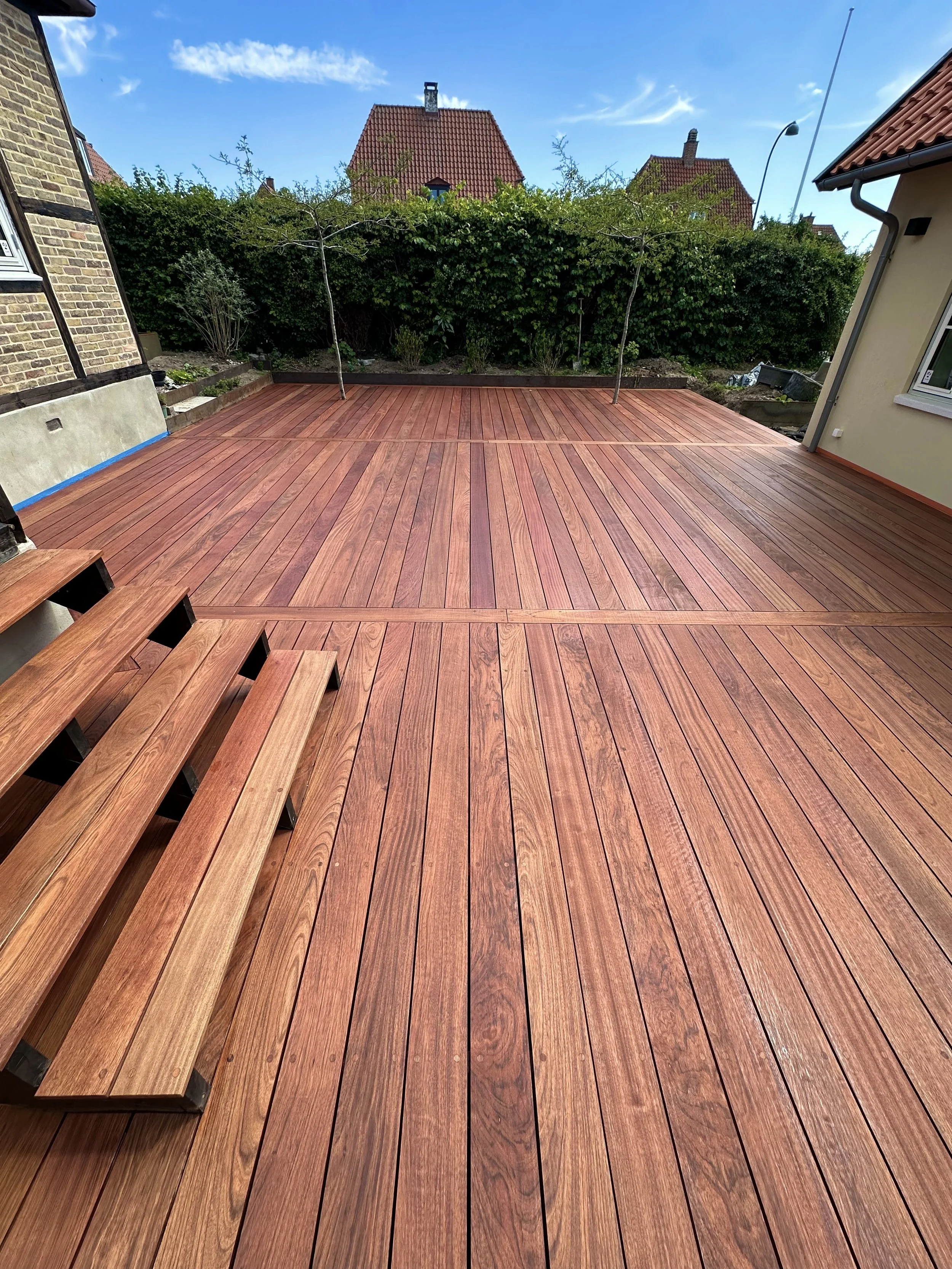 Detalje af terrasse i træ med rammebræt og tilpasset hjørnesamling.