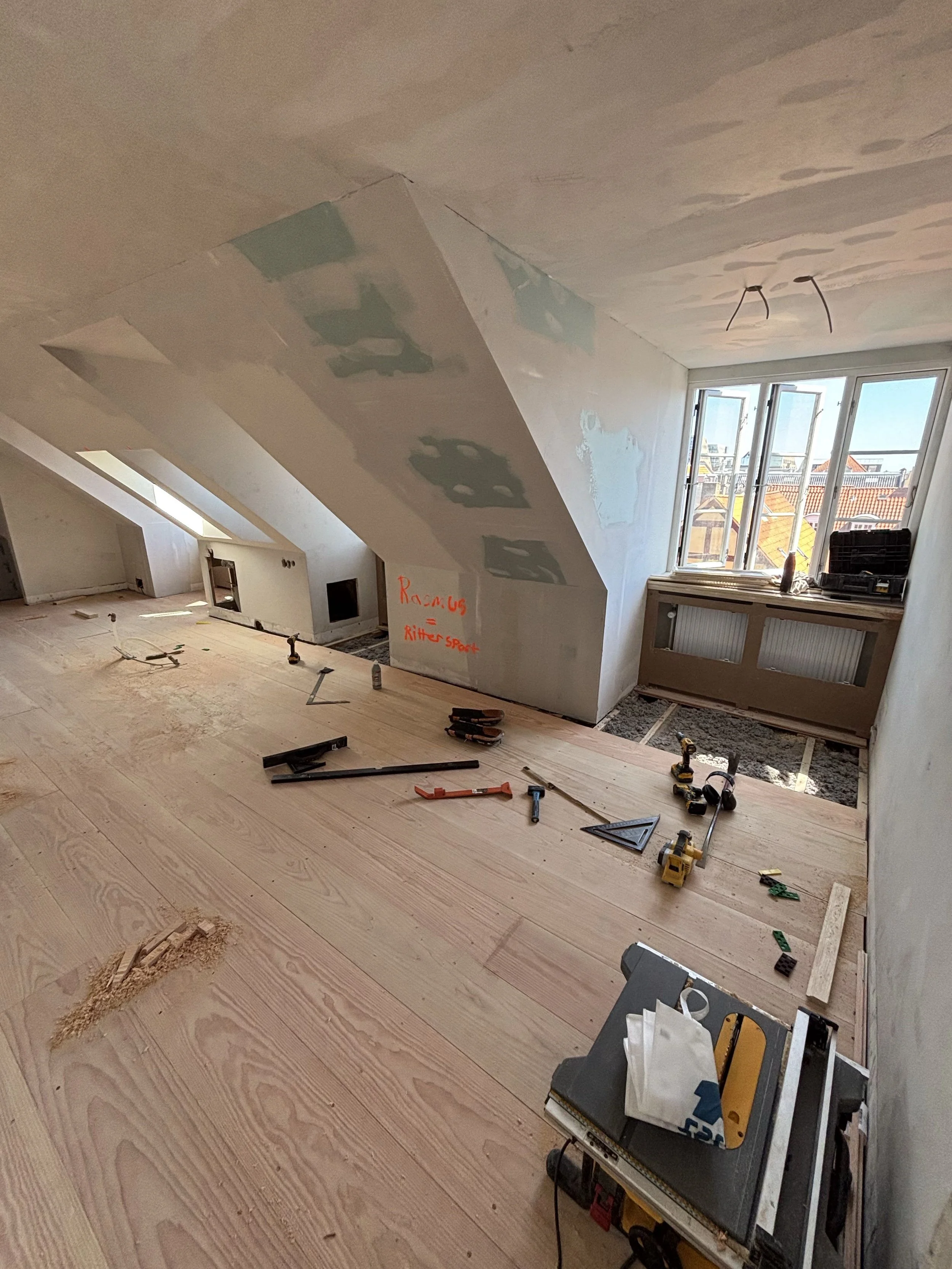 Bolig under gennemgribende renovering med tømrerarbejde, nye overflader og tekniske installationer.