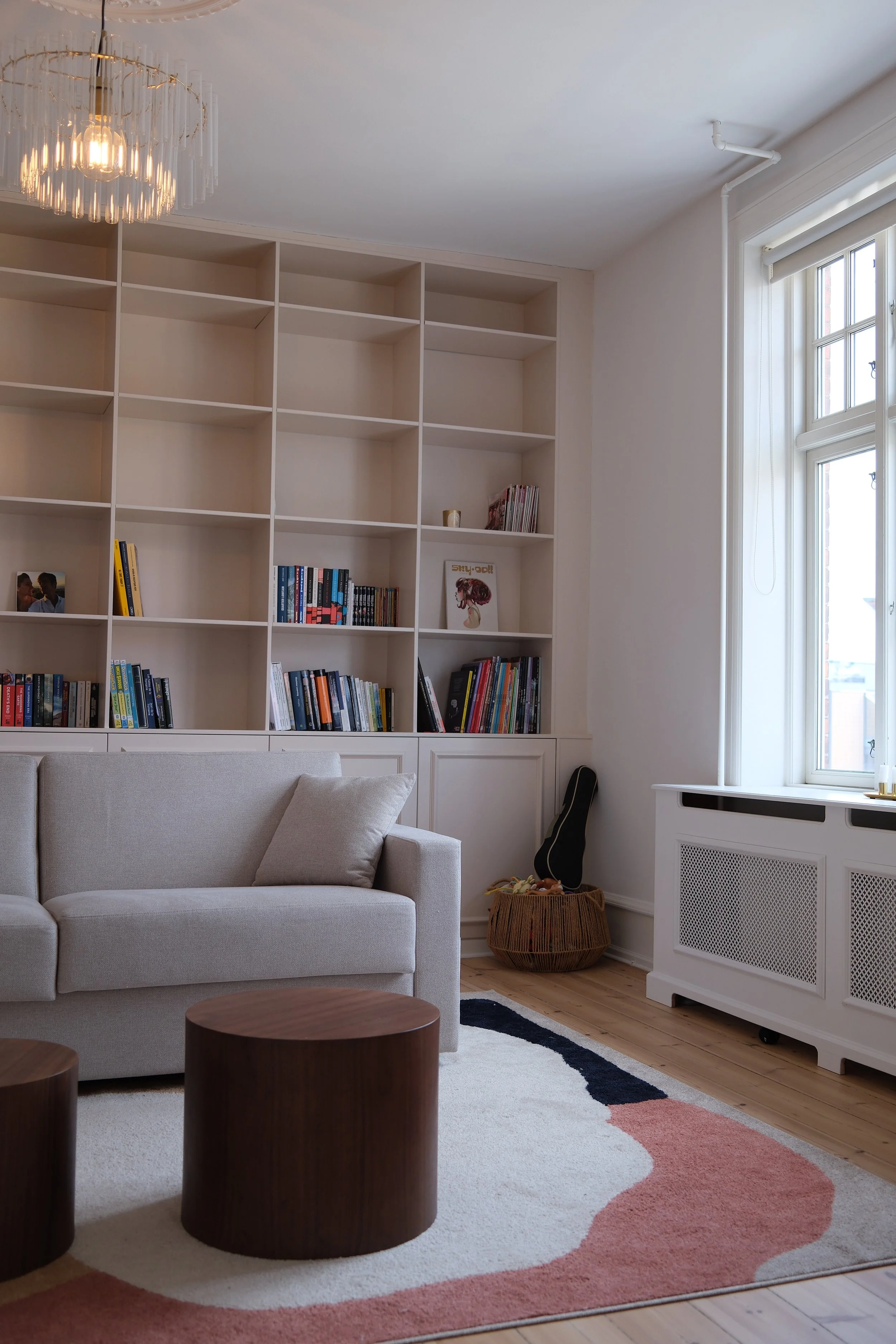 Specialbygget reol og snedkerinventar i renoveret stue