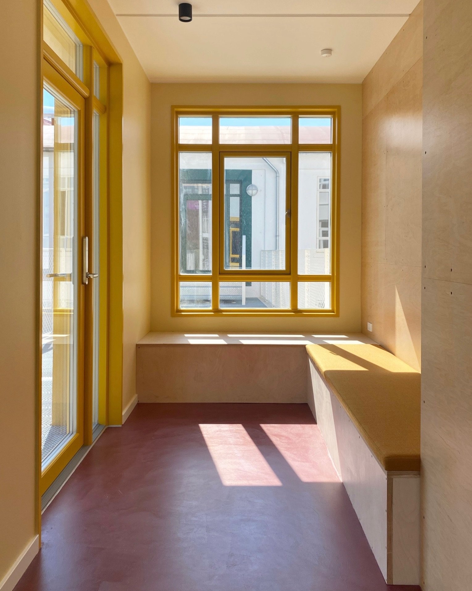 Møblement med opbevaring samt vægbeklædning i birkefiner - Vesterbro | Von Holmbäck - Tømrer, Snedker & Hovedentreprenør