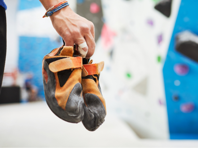 Los zapatos o gatas de escalada tienen una ergonomía que ajusta el pie para aprovechar hasta el más mínimo centímetro de agarre.