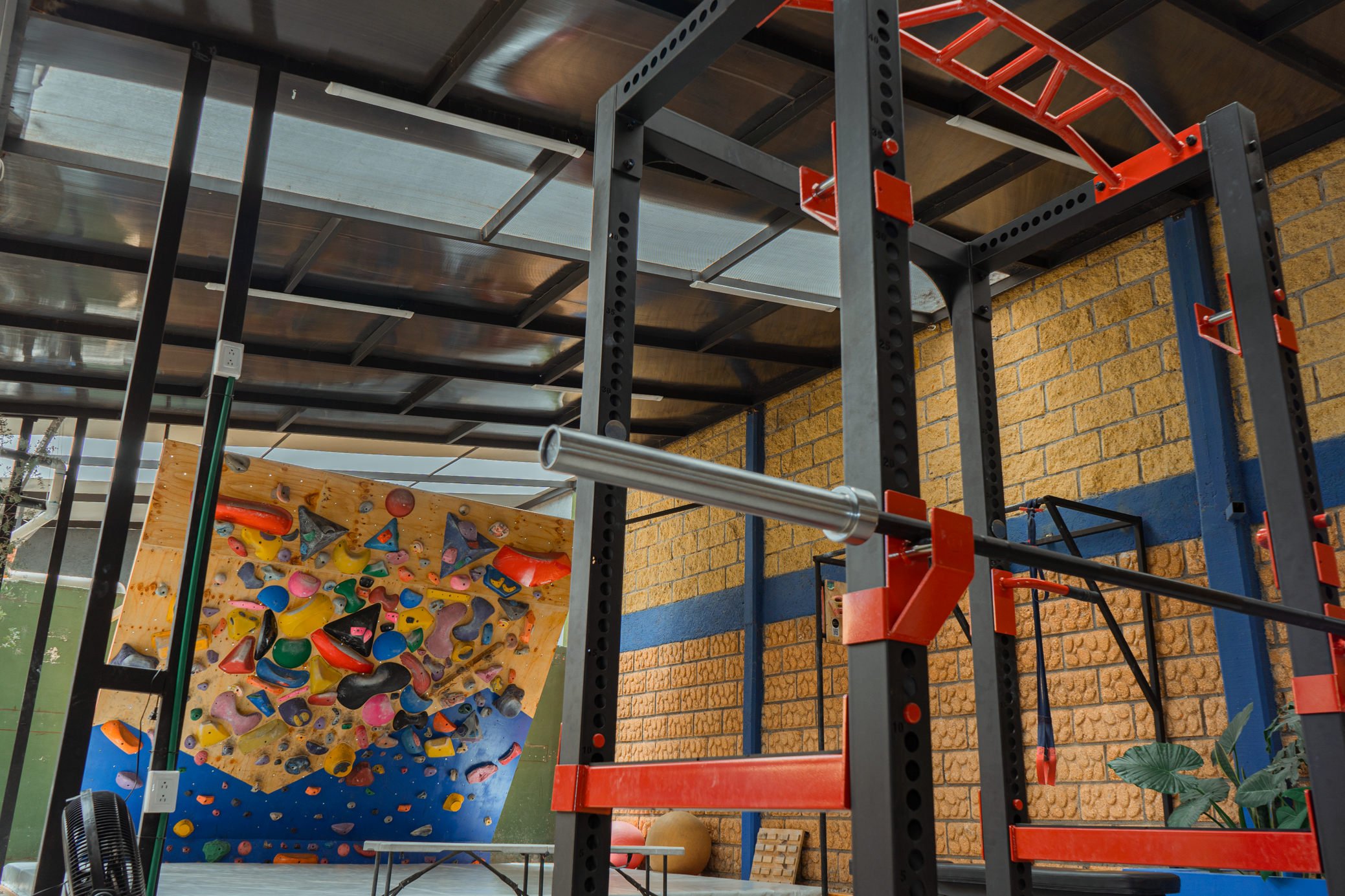 Spraywall de entrenamiento y Bench multifuncional en Moonrock Boulder