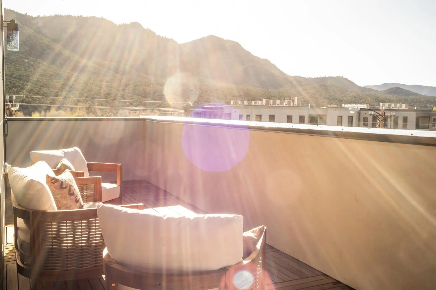 THRONE ROOM

SLEEPS 7| 2 MASTER SUITES (2 KING BEDS, 1 QUEEN BED, 1 DAYBED) | 2 LARGE OUTDOOR PATIOS | 3 BATHROOMS | LIVING ROOM | FULL KITCHEN | LAUNDRY | 360&deg; VIEWS

The smell of cold sandstone and water in the middle of the sunny desert. The T