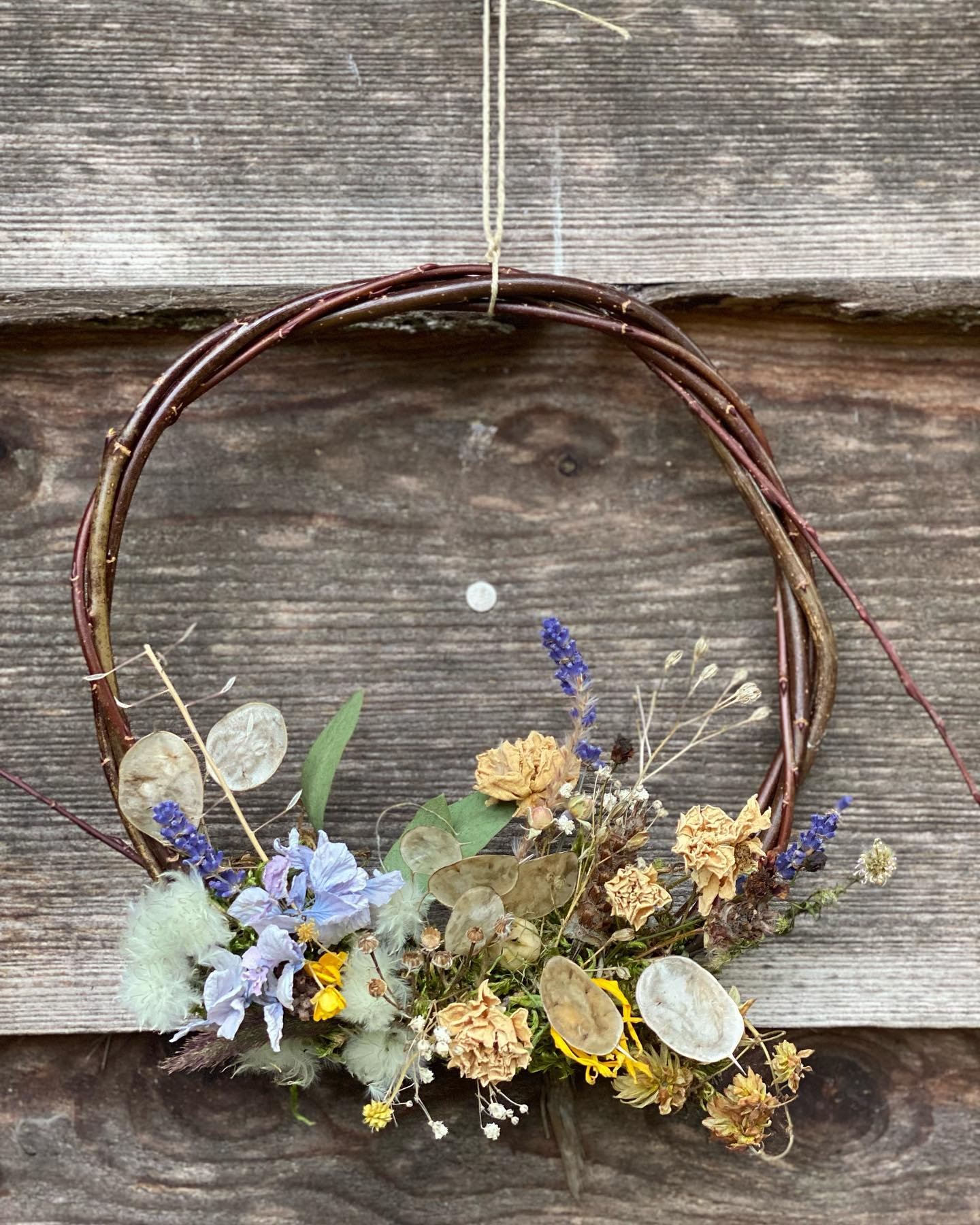 I am busy making these mini dried wreaths and dried wreath kits&hellip;  what a joy to use the dried summer flowers, seed heads and foliage&hellip; it&rsquo;s very relaxing and helps to focus on the little things in life ❤️ 

oh and I run workshops t