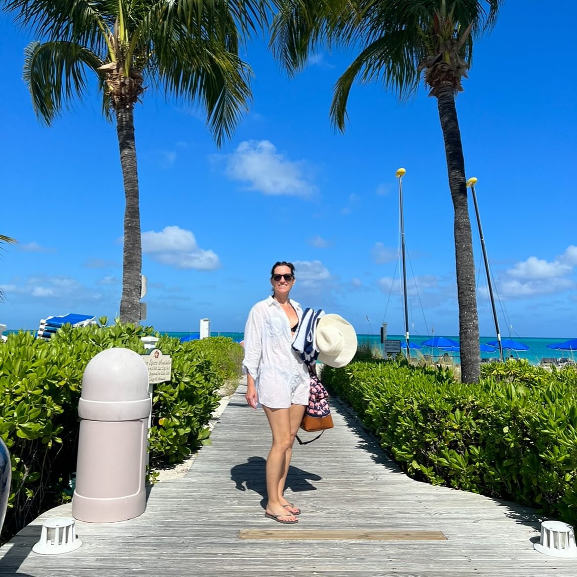 What 5 things can you not travel without?
.
For me the top 5 items are
✔️Portable charger
✔️My computer for work
✔️Great moisturizers and hair products (especially when down south)
✔️A sun hat 
✔️Lots of Accessories and Jewelry, which change any outf