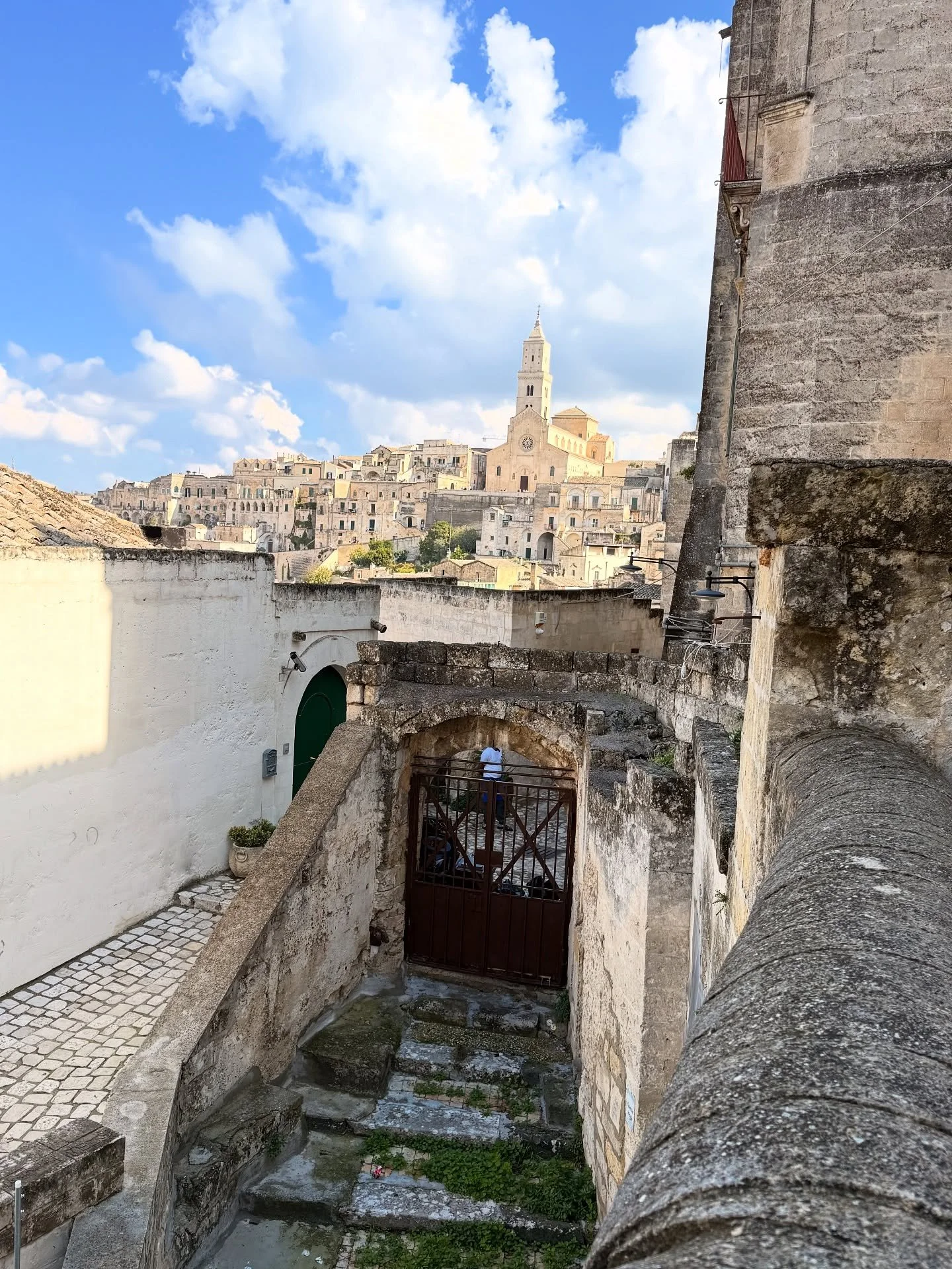 🏛️ Matera: Italy&rsquo;s Ancient City of Stone
One of the world&rsquo;s oldest continuously inhabited cities, Matera dates back over 9,000 years! 🌍
Famous for its Sassi cave dwellings, people lived here in homes carved from rock until the 1950s. On