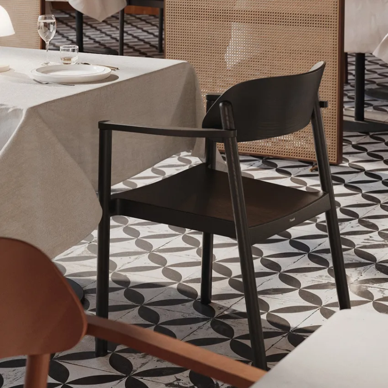 StuhlmitTisch_Indoor-Stuhl_Holzstuhl Ichop_Mood.png