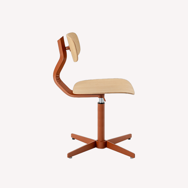 StuhlmitTisch_Indoor-Stuhl_Buerostuhl_Typo_Terracotta_Eiche_Seitenansicht.png