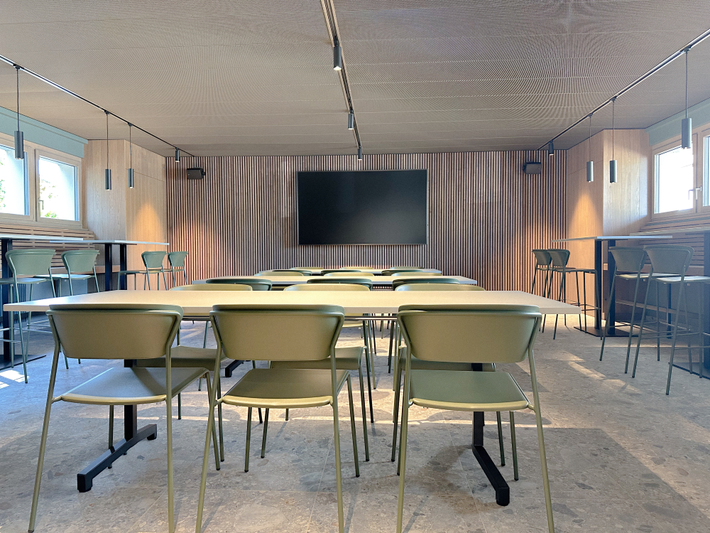 StuhlmitTisch_Referenz_BLS Schiffahrt in Thun_3.png