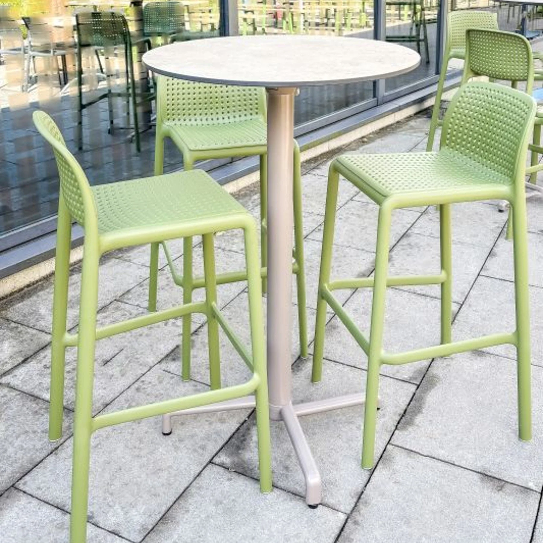 StuhlmitTisch_Outdoor-Stuhl_Barstuhl_Lida_Mood.jpg