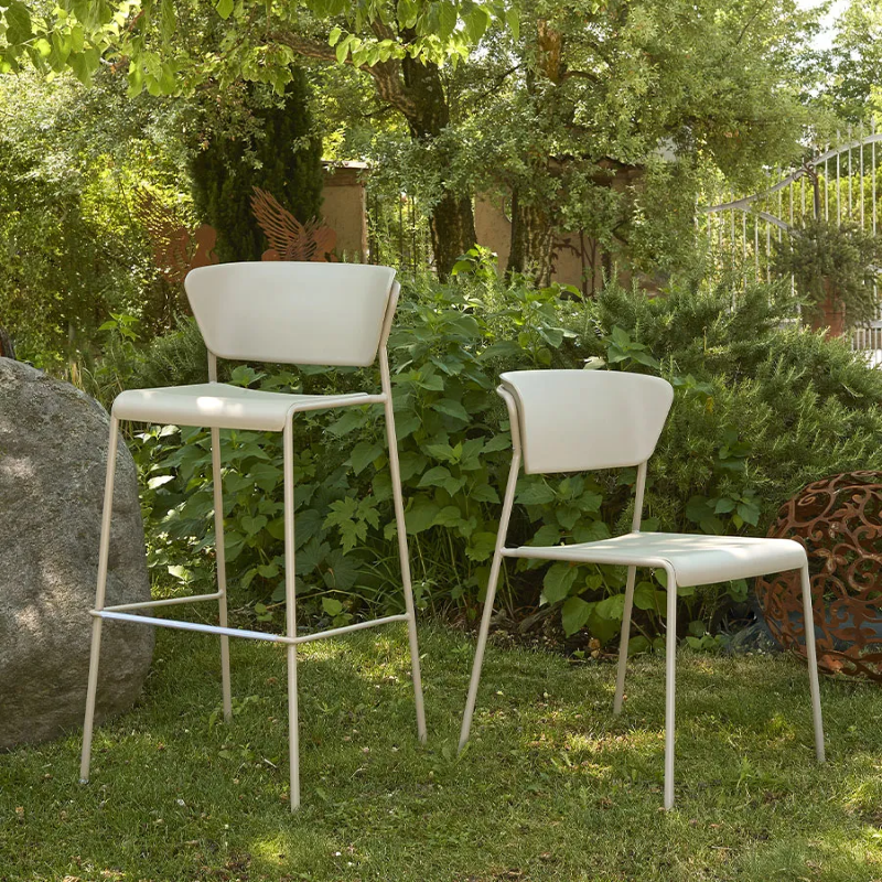 StuhlmitTisch_Outdoor-Stuhl_Polypropstuhl_Lis_Beige_Mood.png