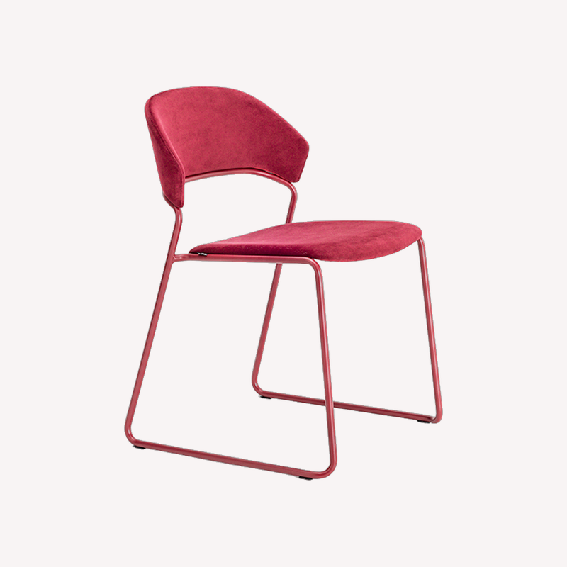 StuhlmitTisch_Indoor-Stuhl_Polsterstuhl_Aera_Kufe_Bordeaux_Schraeg.png