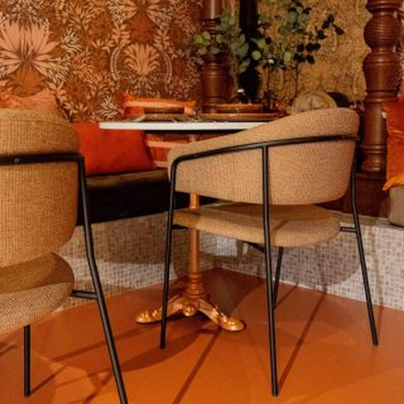 StuhlmitTisch_Indoor-Stuhl_Polsterstuhl_Fayah_Mood.png