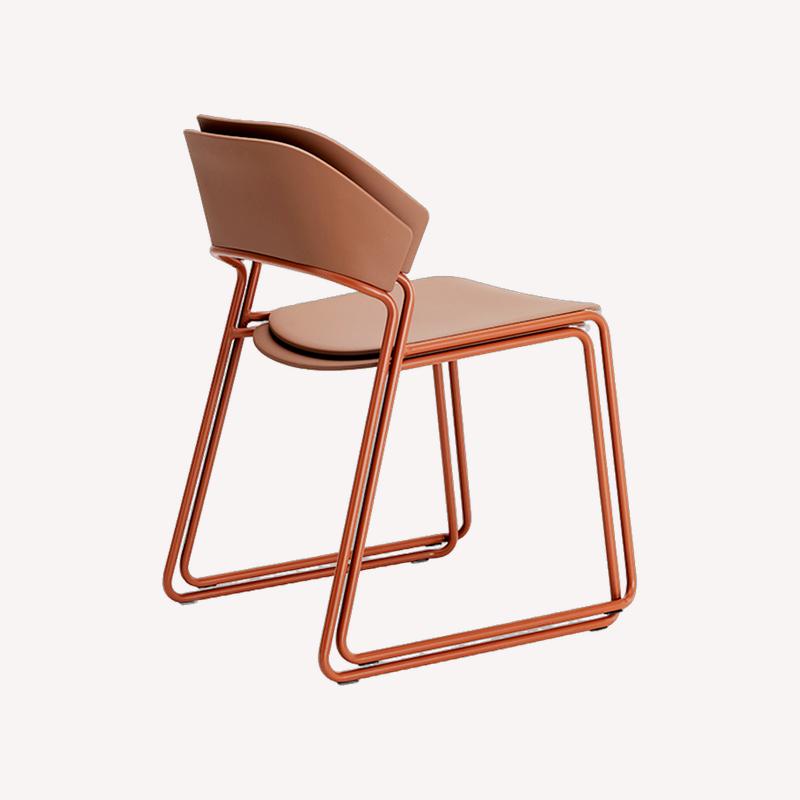 StuhlmitTisch_Indoor-Stuhl_Polypropylenstuhl_Aera_Kufe_Terracotta_Stapelbar_Schraeg.png