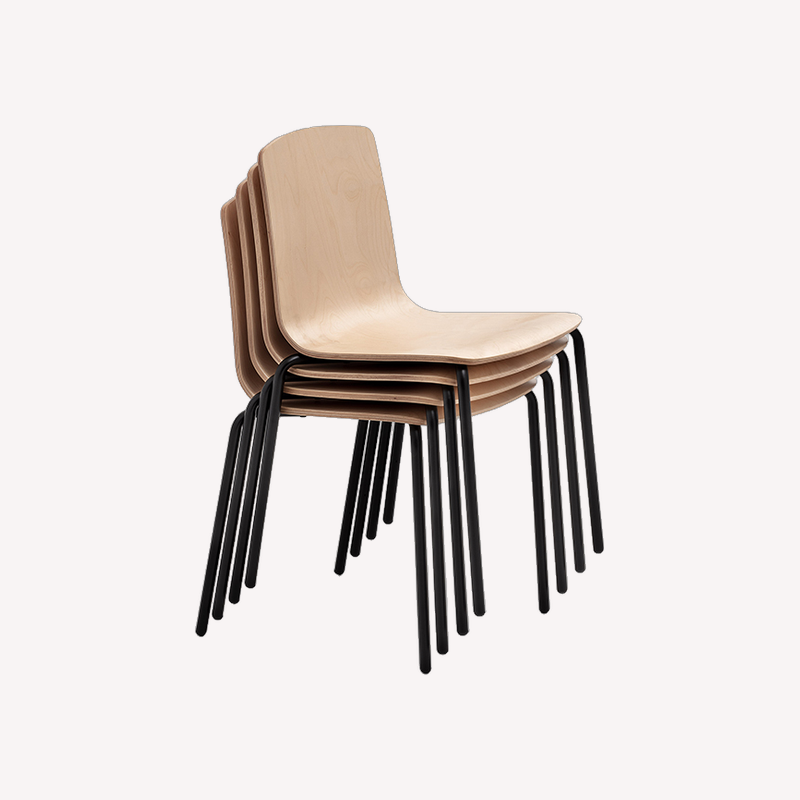 StuhlmitTisch_Indoor-Stuhl_Holzstuhl_Loto_Buche_Stapelbar_Schraeg.png