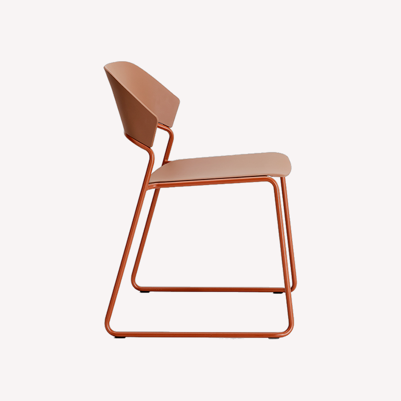 StuhlmitTisch_Indoor-Stuhl_Polypropylenstuhl_Aera_Kufe_Terracotta_Seitenansicht.png