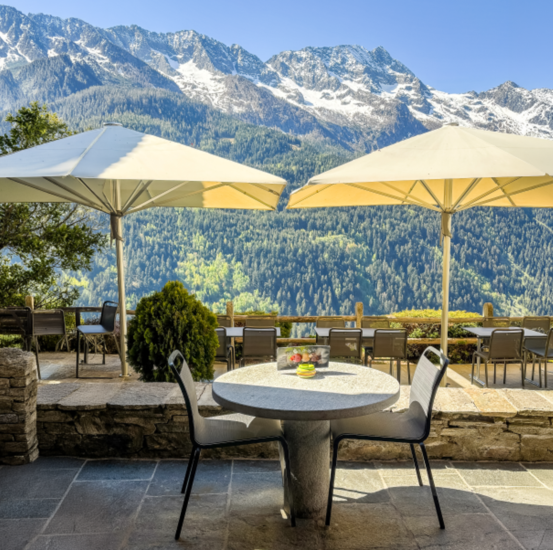 StuhlmitTisch_Outdoor-Stuhl_Textilenstuhl_Osco_Anthrazit_Karbon_Mood.png