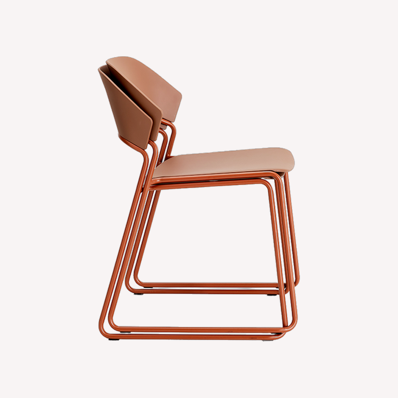 StuhlmitTisch_Indoor-Stuhl_Polypropylenstuhl_Aera_Kufe_Terracotta_Stapelbar.png