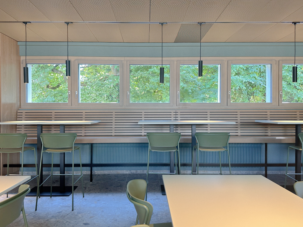 StuhlmitTisch_Referenz_BLS Schiffahrt in Thun_1.png