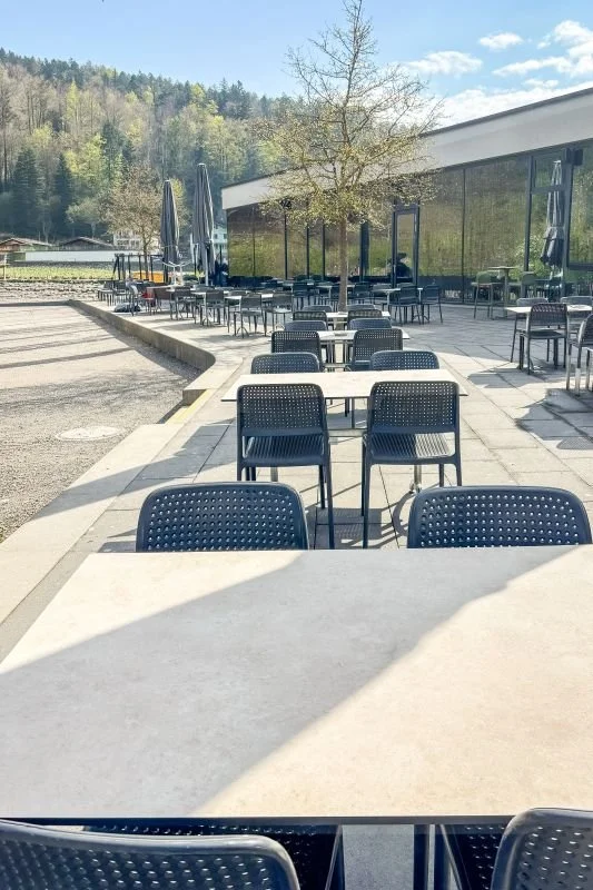 StuhlmitTisch_Referenz_Tierpark_Goldau_Restaurant Grüne Gans (1).jpg