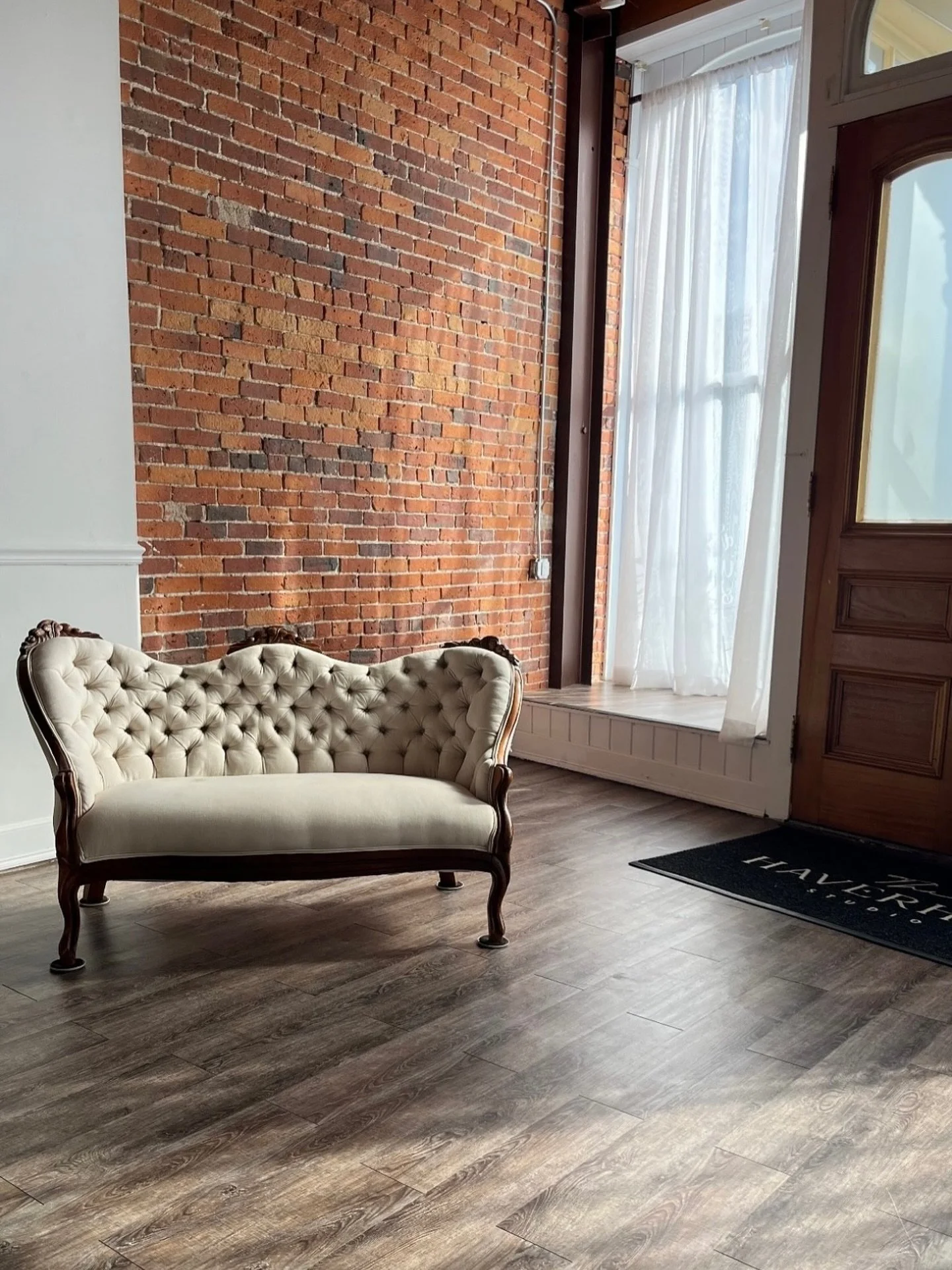 The light in here lately&hellip; ✨

It&rsquo;s soft, warm, and wraps around everything just right &mdash; no need for extra gear, just show up and create.

This little corner is one of my favorites at The Haverhill Studio. Perfect for brand shoots, c