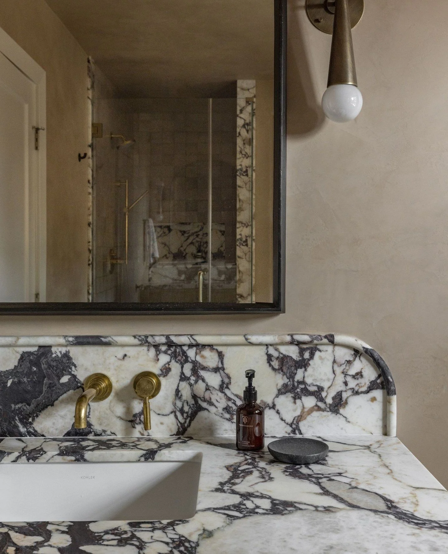 Curves in all the right places &mdash; this mirror and backsplash know exactly what they&rsquo;re doing in my recent bathroom remodel. ⁠
⁠
Photographer: @sencreativeco⁠