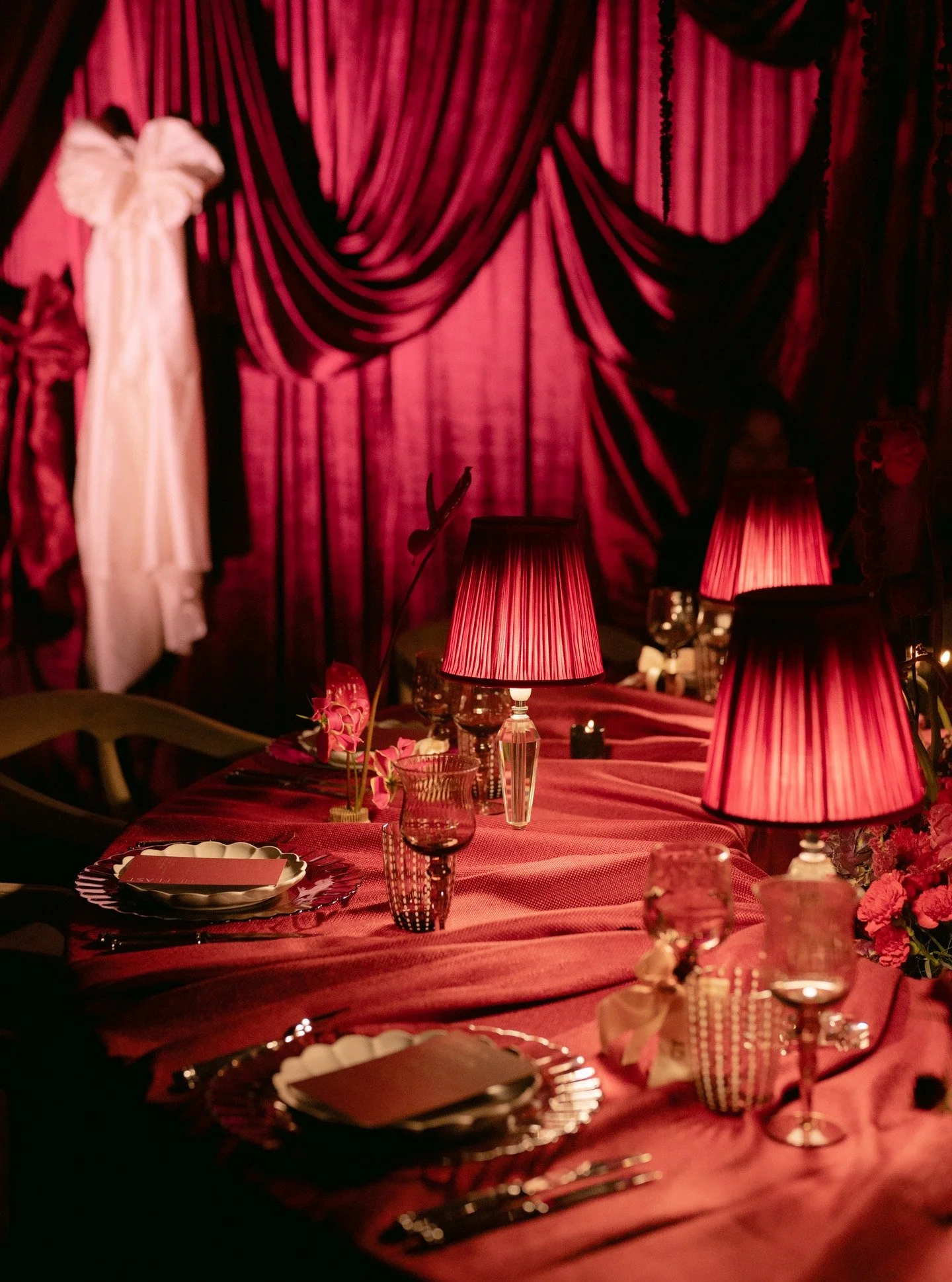 There’s a steady patter of rain at the window this morning, and I find myself craving something rich and indulgent. This tablescape delivers exactly that.
Draped in the deepest berry tones, with the warm glow of shaded lamps and glints of cut
