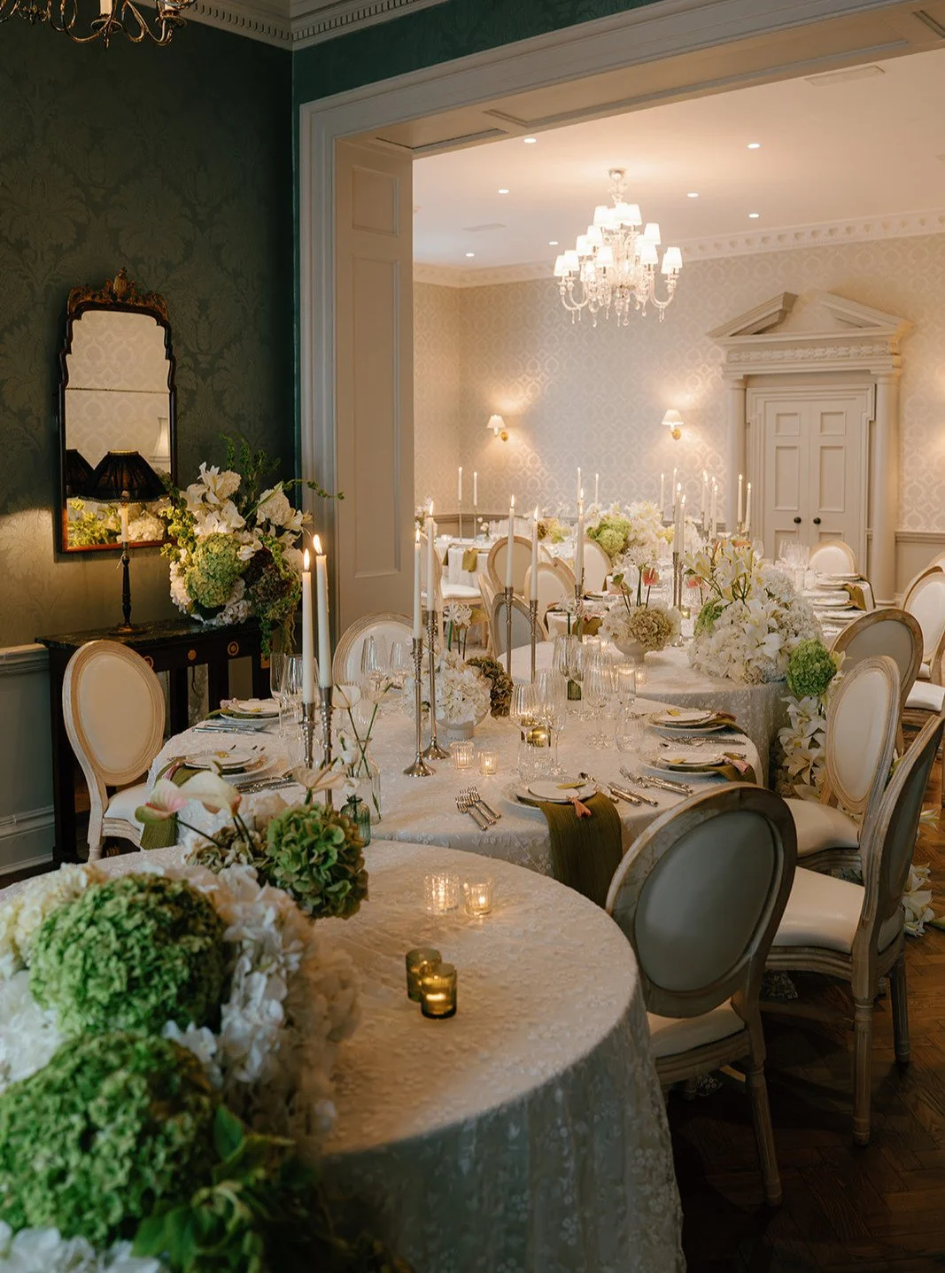 An intimate tablescape, reimagined.

Round tables arranged in a serpentine layout, guiding guests through two interconnected rooms while maintaining a sense of closeness at every seat.

Fresh spring greens and soft ivory layers keep the palette light