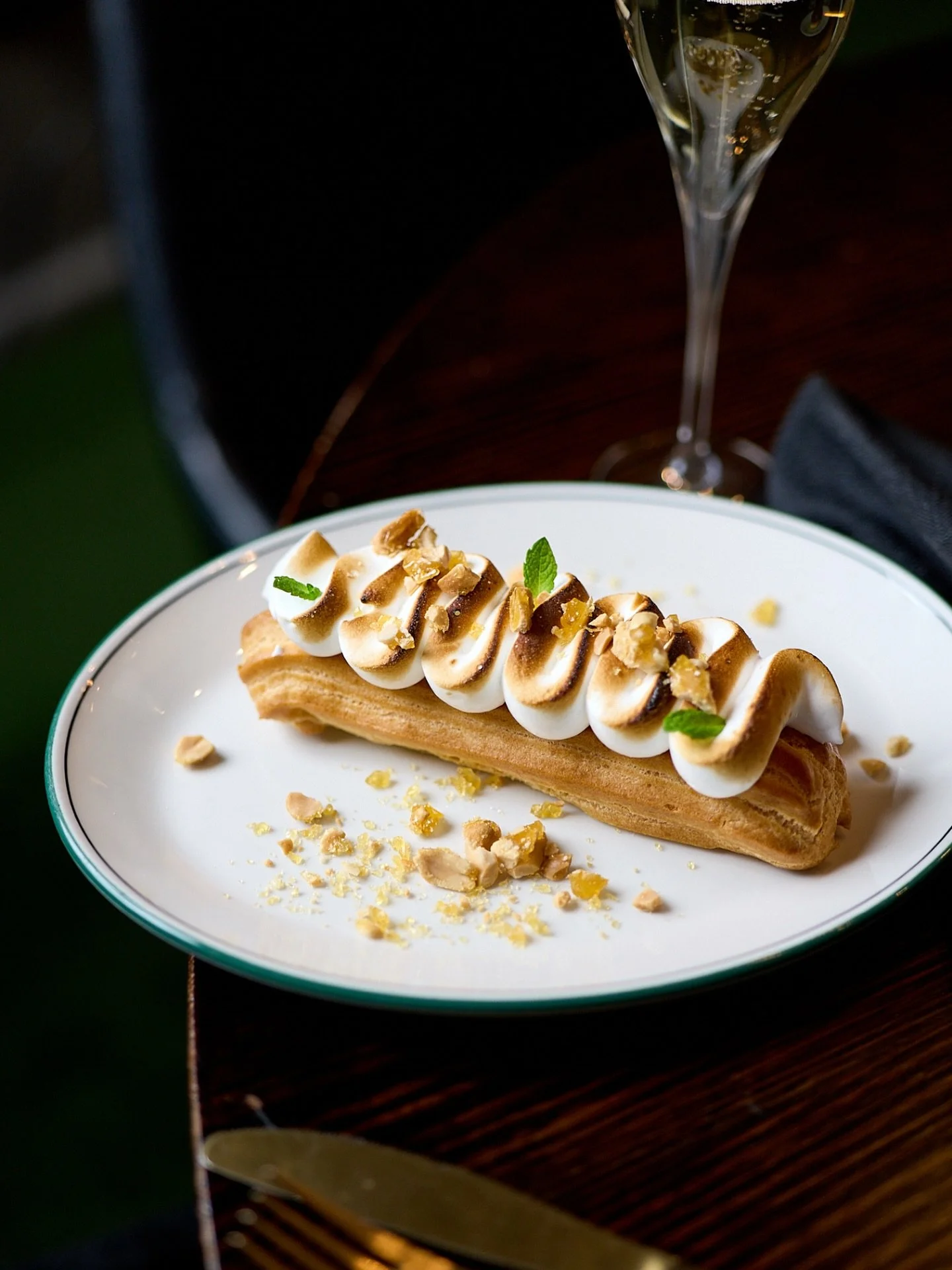 MEET OUR NEWEST OBSESSION 🤌🏼

Lemon Meringue Eclair 🍋 💫

#rippfoodwine
#dessertmenu