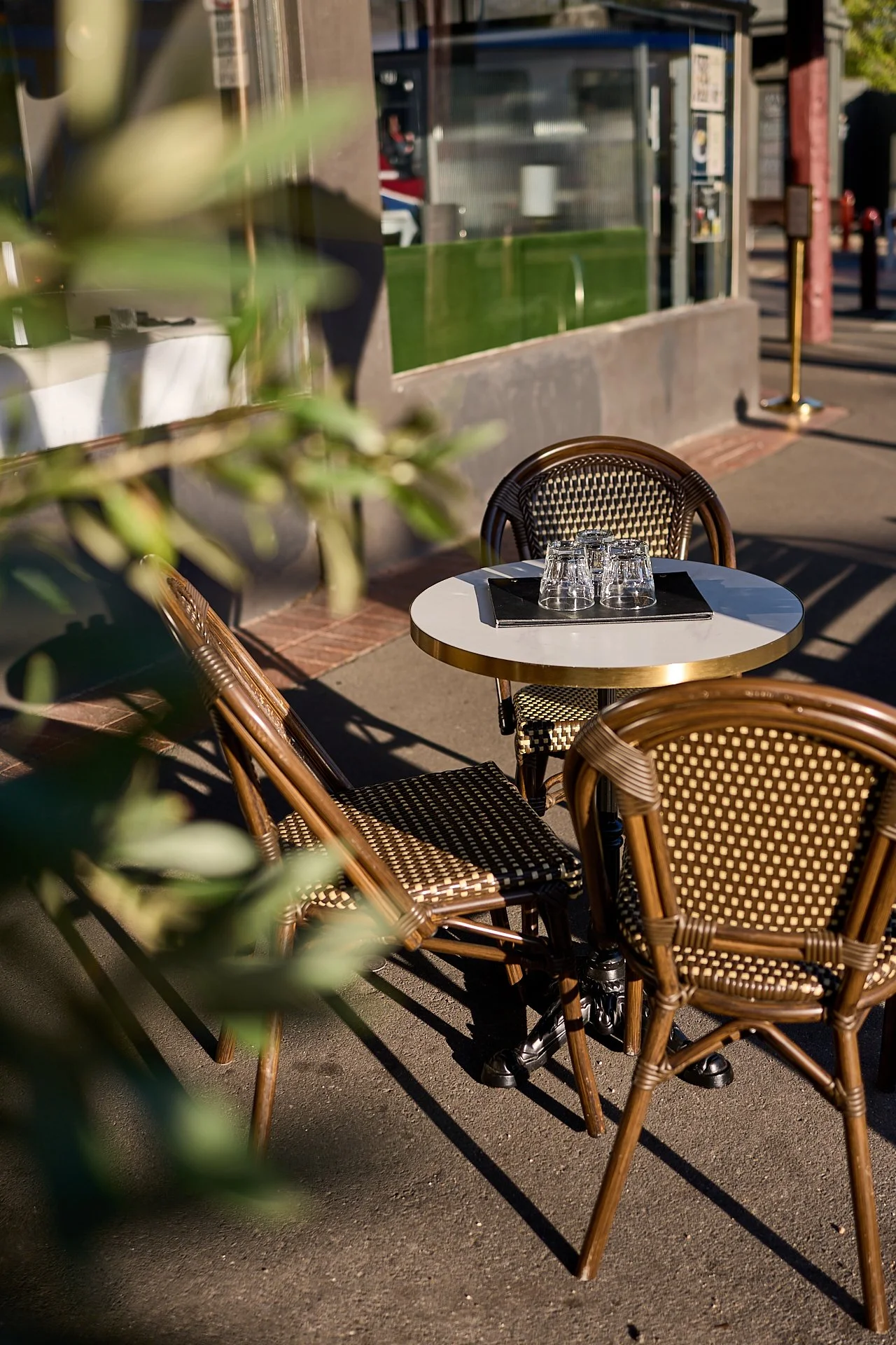 FOOTPATH DINING 🌿
Come on Melbs with your wild weather 🙄 these ouside dining tables are eagerly awaiting!
#rippfoodwine 
#outdoordining 
#melbournerestaurant