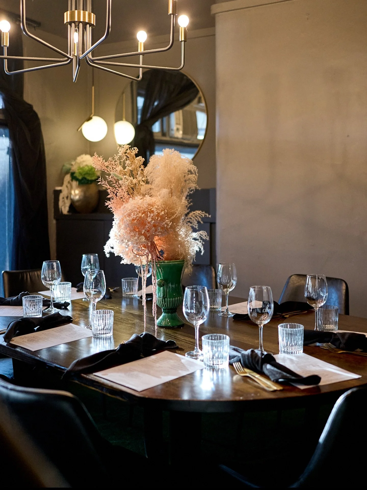 PRIVATE DINING ROOM 💚
There&rsquo;s something a little magical about this little dining room. So many memories created and so many more to come! 
You can book this space for 6-9 guests via link in bio 👆🏼
#privatedining 
#rippfoodwine 
#baysidedini