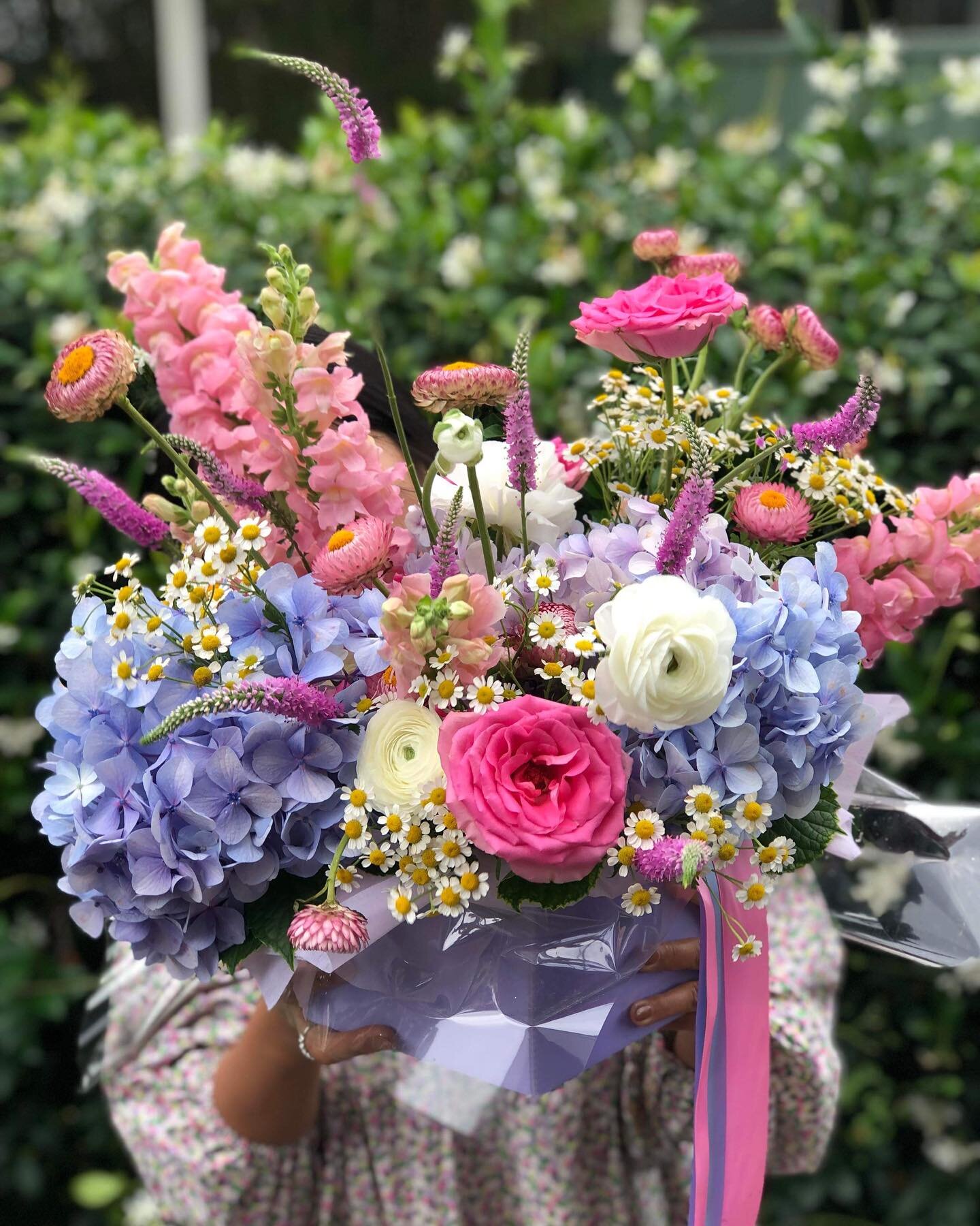 How are these Summer vibes 🌞 just stunning days! How are you celebrating the end of year wind down? 

Flower deliveries available leading up to Christmas! Jump over to our 🌸 new website to order:

https://www.flowerswithtika.com.au

#newcastleflori