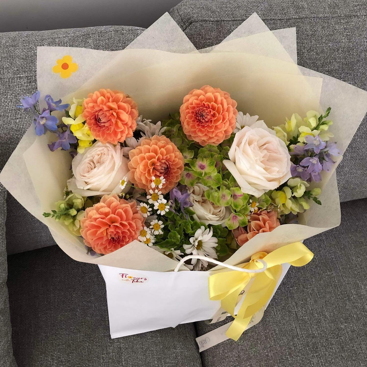 Gifting done right 💐🎁

These flowers were gifted by the team @huntervalleycatering to their amazing Boss Lady, Julie! 

The brief was floral magic with no pink flowers, and this was the result ✨

https://www.flowerswithtika.com.au