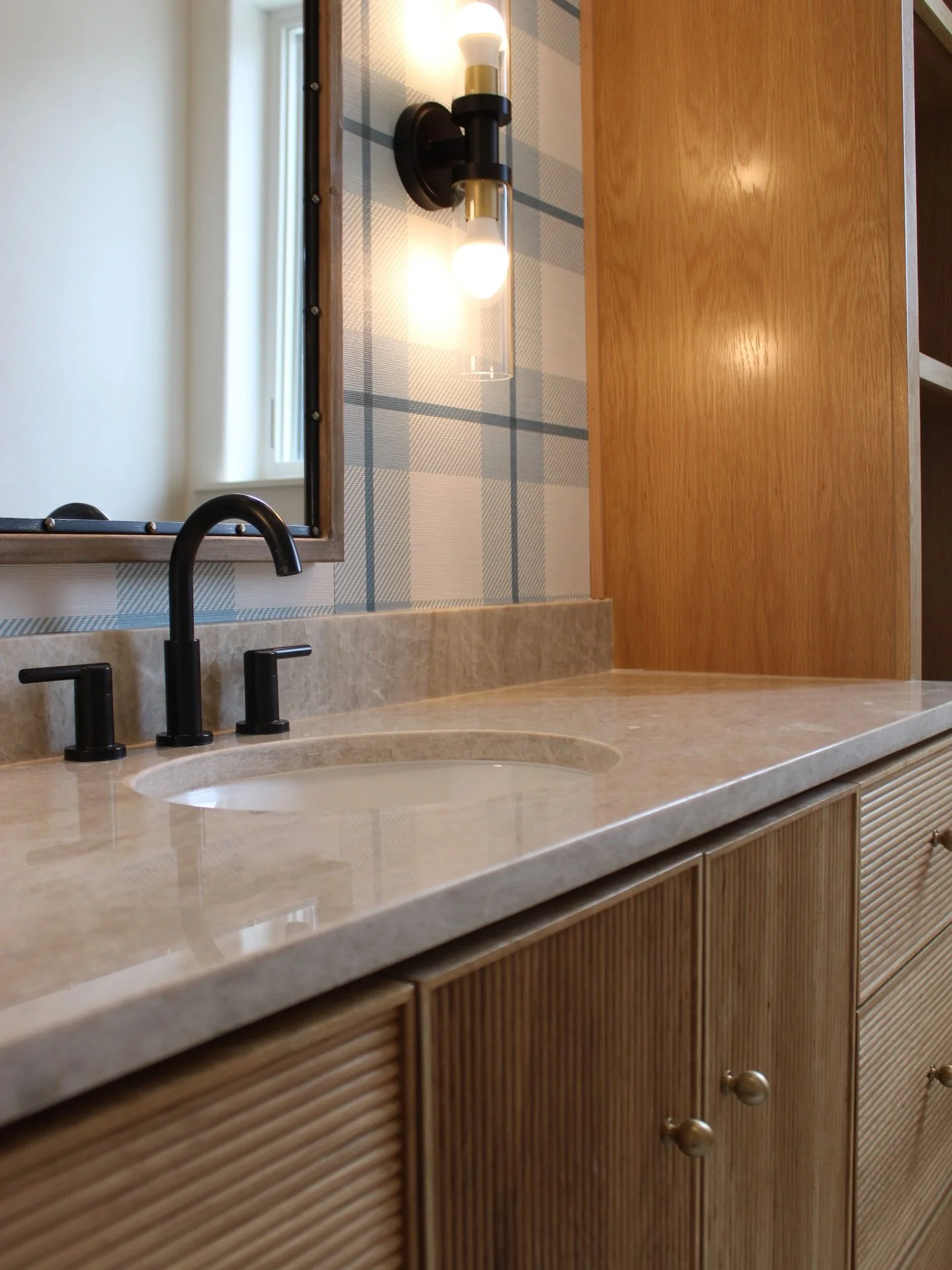 Designing this boys&rsquo; bathroom for the Home Run Project felt extra special 🤍 As a mama of three little boys, spaces like this hit close to home. This is the kind of house I would gladly stay in, warm, thoughtful, timeless, and filled with inten