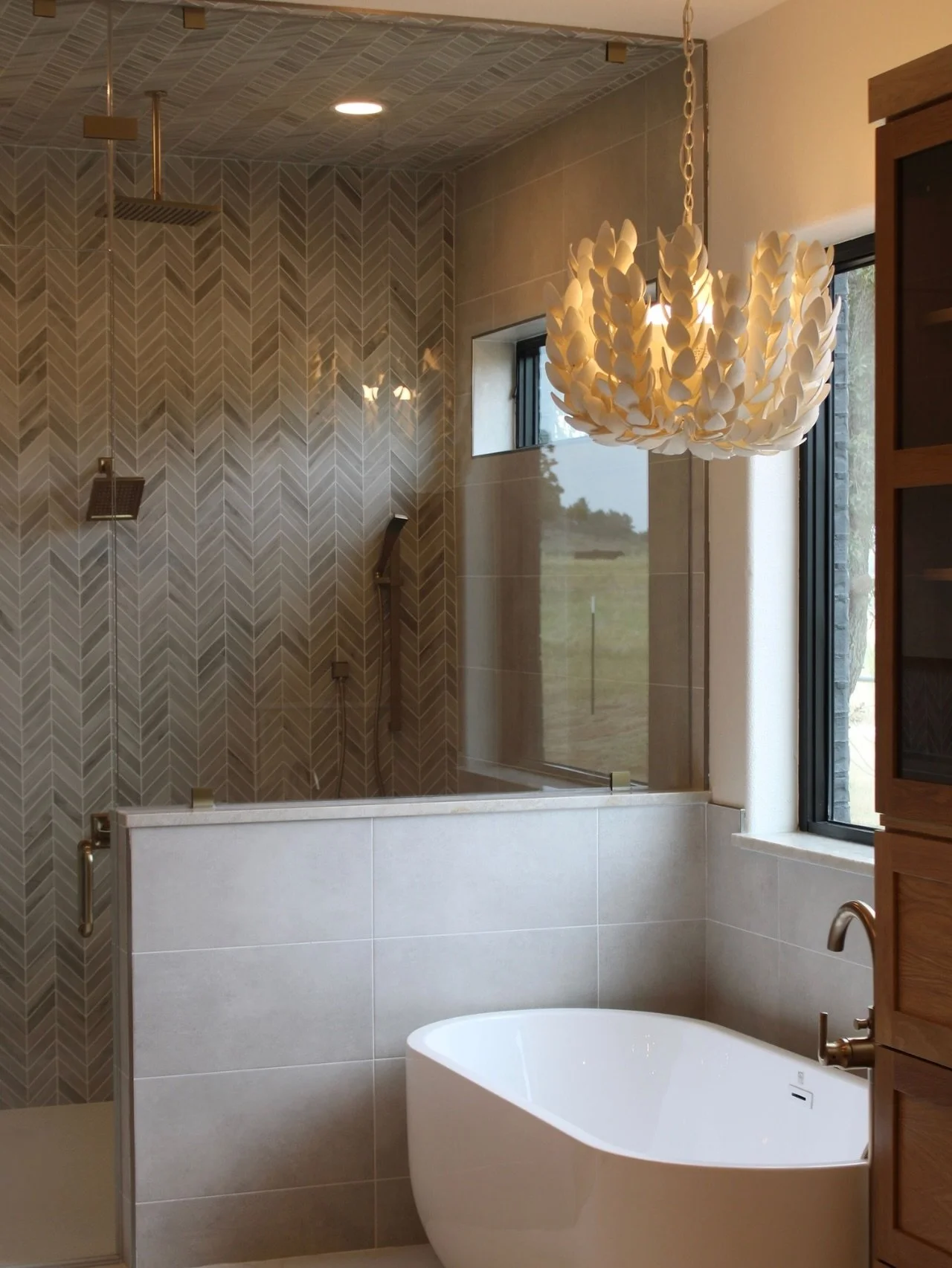 POV: the &ldquo;little details&rdquo; end up becoming the entire mood of the space 🤍
Our Home Run Project master en suite was designed to feel like an everyday escape&hellip; layered textures, warm brass moments, dramatic tilework, and lighting that