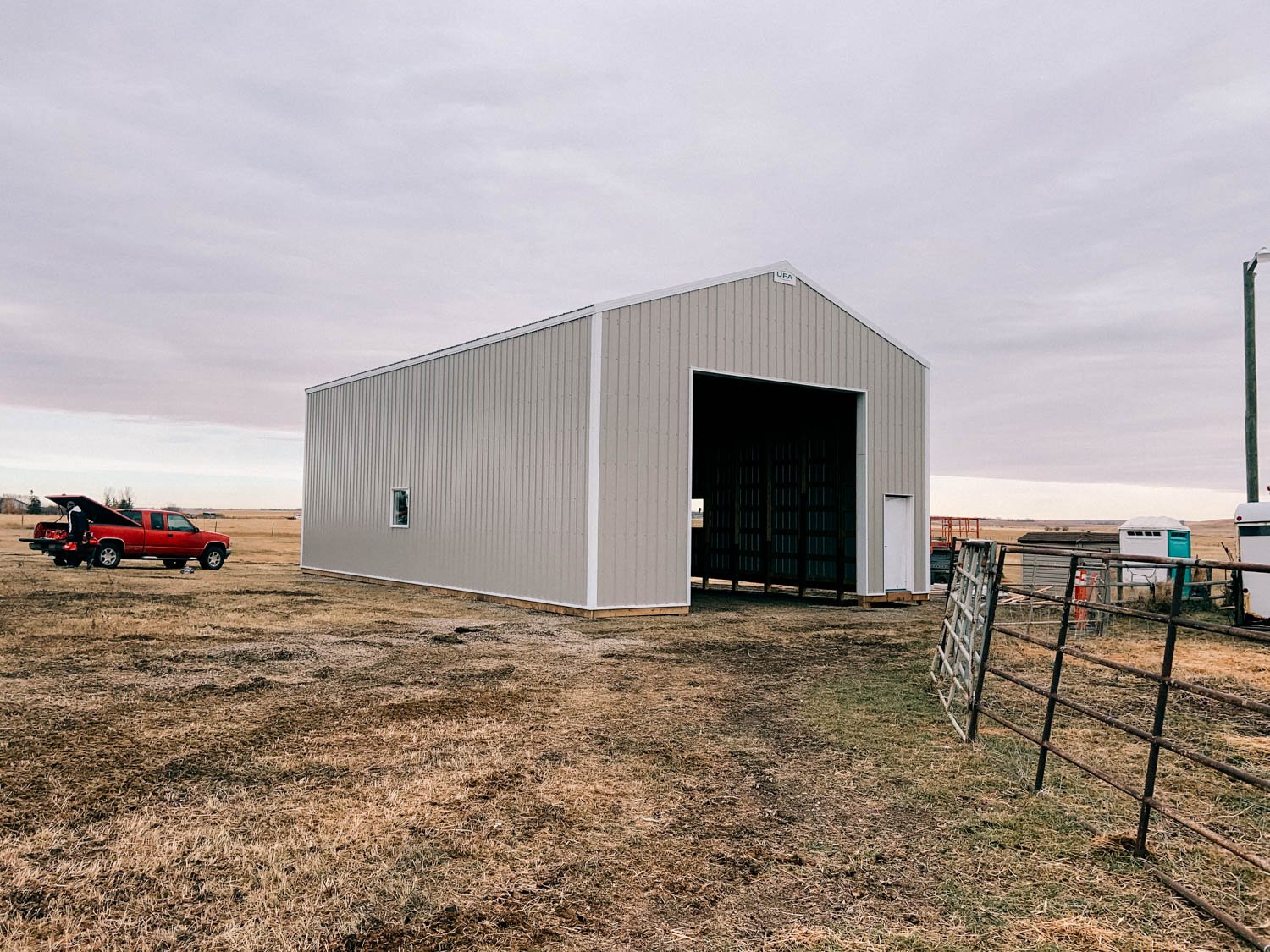 The best in pole structure construction. Strathmore, Langdon, Chestermere, Okotoks, Airdrie, Calgary, Southern Alberta. We aim to be the premier local post frame builder in Wheatland County, Foothills County & Rockyview County. Shops, barns, ridin