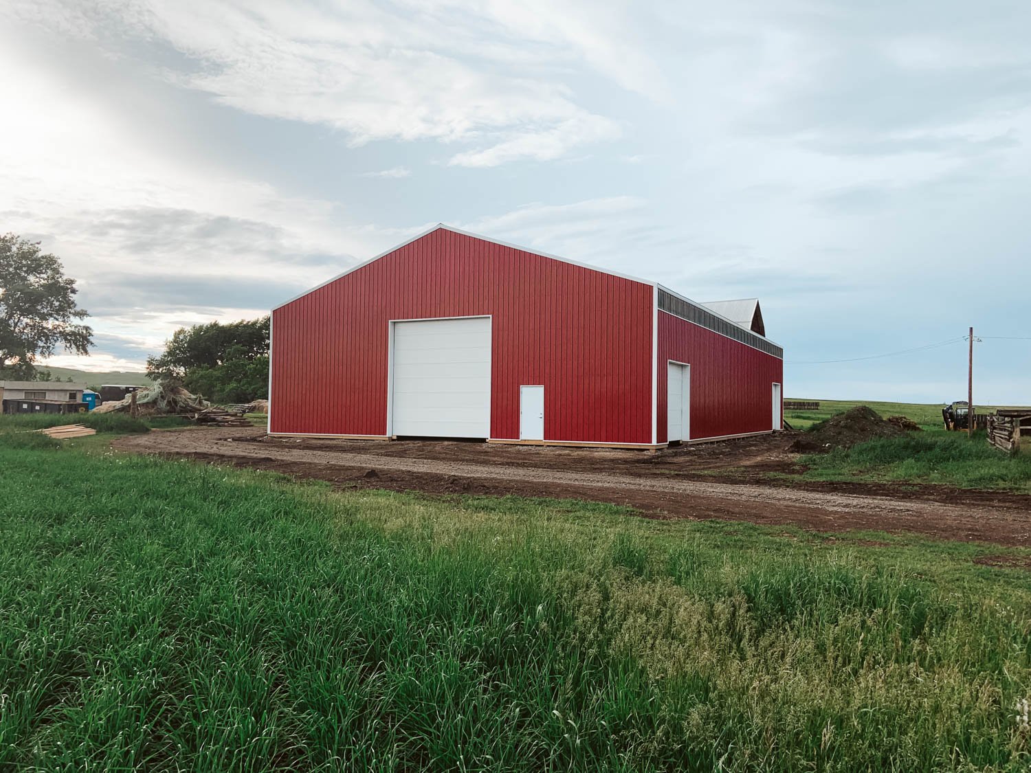 The best in pole structure construction. Strathmore, Langdon, Chestermere, Okotoks, Airdrie, Calgary, Southern Alberta. We aim to be the premier local post frame builder in Wheatland County, Foothills County & Rockyview County. Shops, barns, ridin
