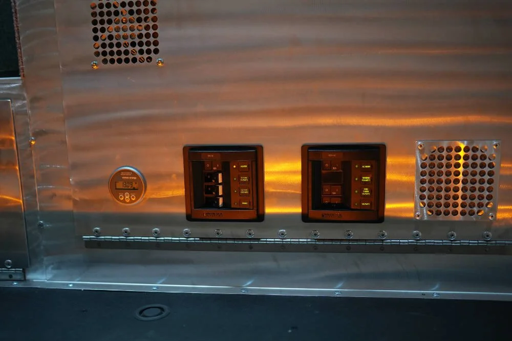 REAR_COMMAND_POWER_PANEL_CLOSED.jpg