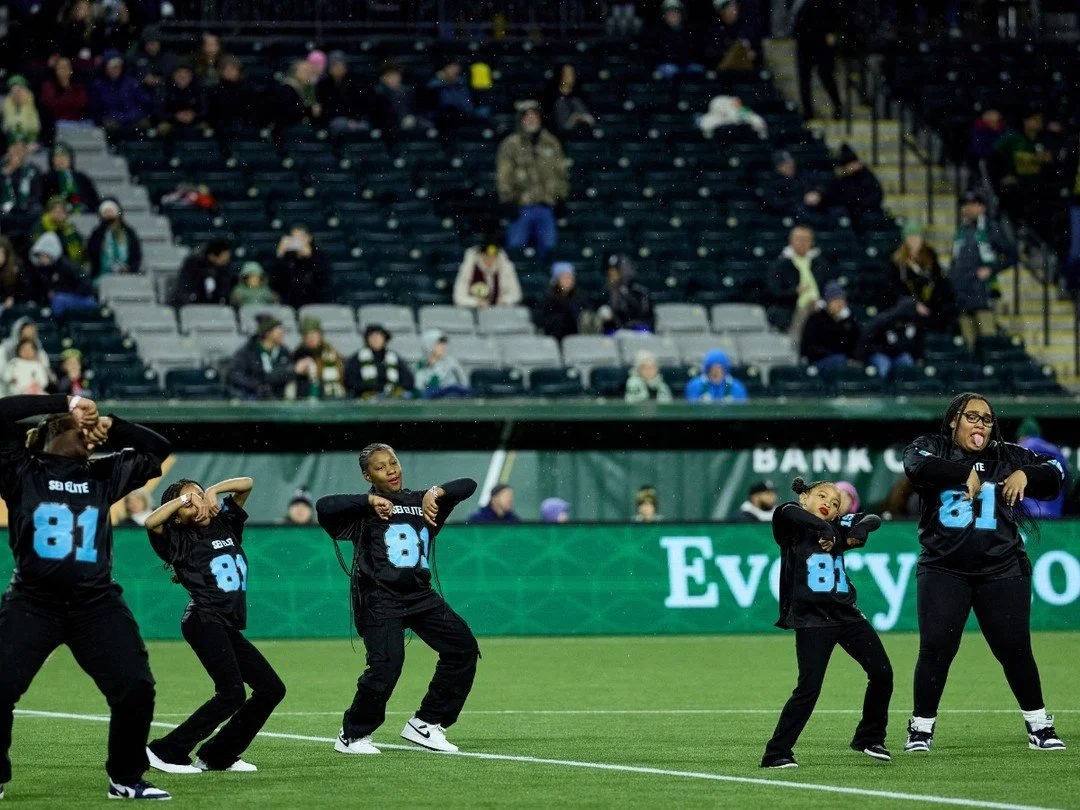 Desde el suelo de la sala de baile del SEI hasta el gran escenario 💃🏽⚽️🔥 ¡Nuestro equipo de baile SEI Elite acaparó toda la atención en la Black Excellence Night con los Portland Timbers! @timbersfc 🪵💚